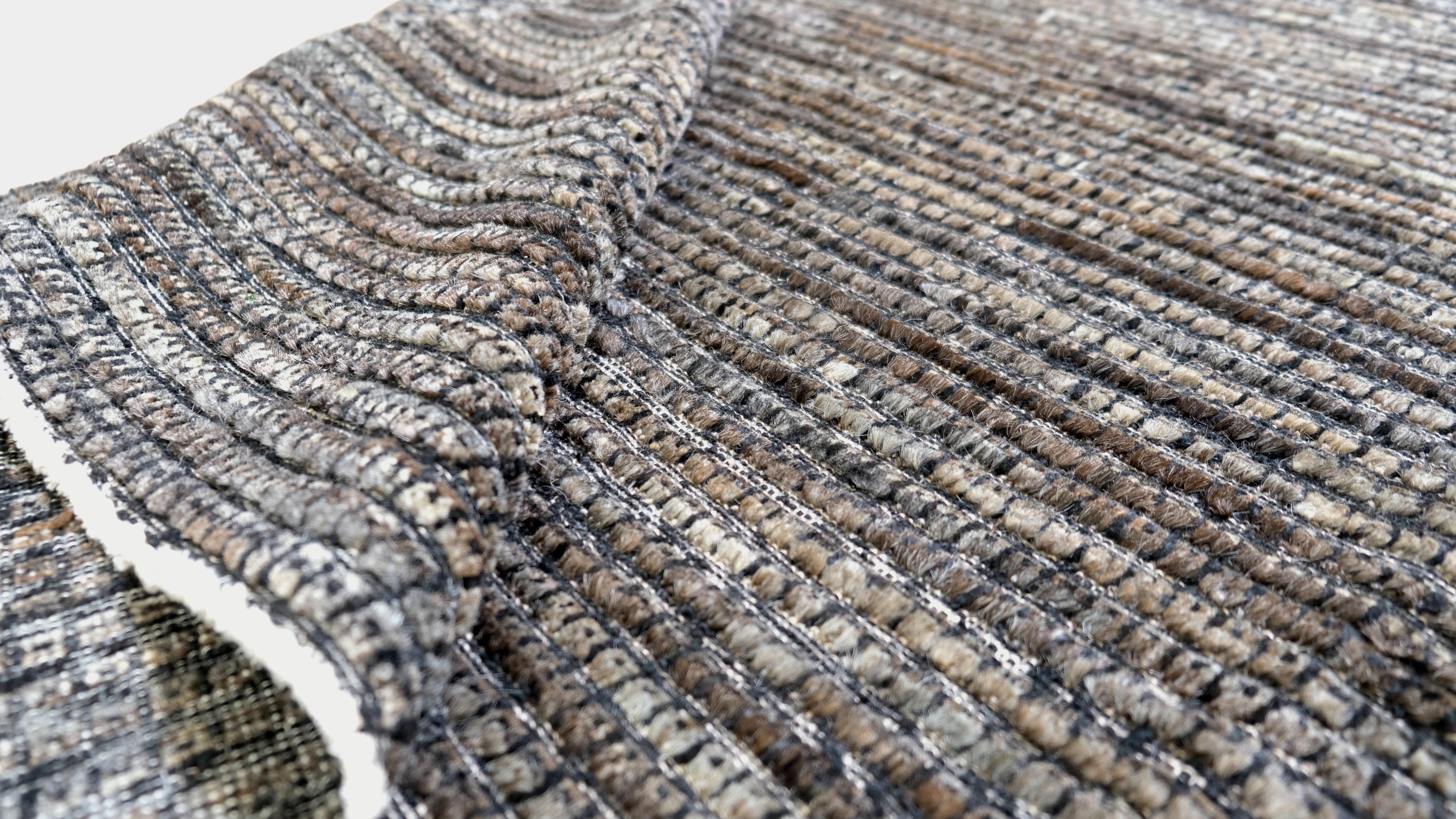Rehaussez votre intérieur avec ce tapis en laine nouée à la main, qui présente un design texturé Charocal et marron, élégant et sophistiqué. Cette pièce minimaliste moderne dégage une élégance discrète, ce qui en fait un complément parfait pour les