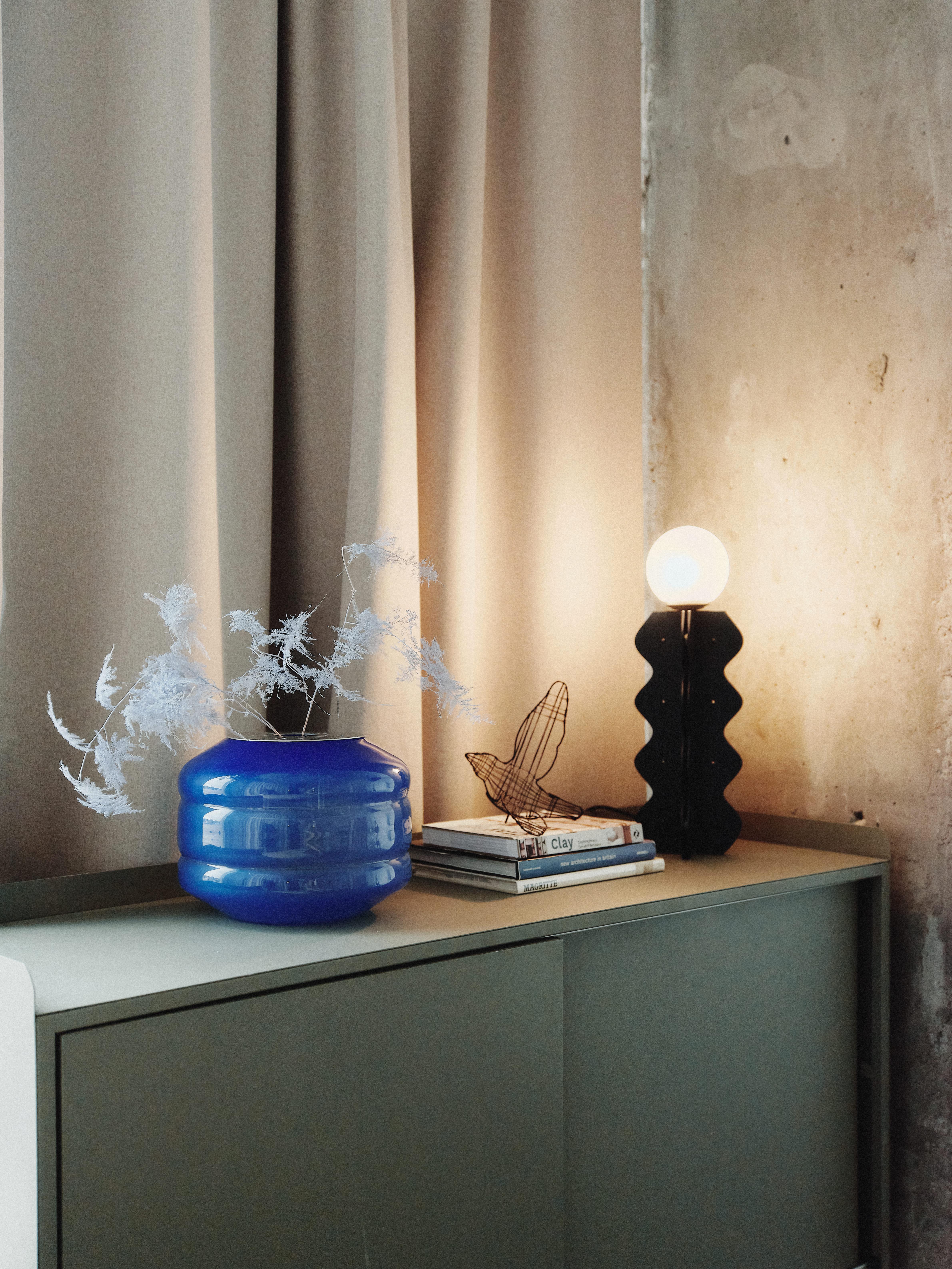 Ucraino Lampada a sospensione a led piccola e minimalista Oggetto d'arte geometrico e scultoreo 310 x 110 mm in vendita