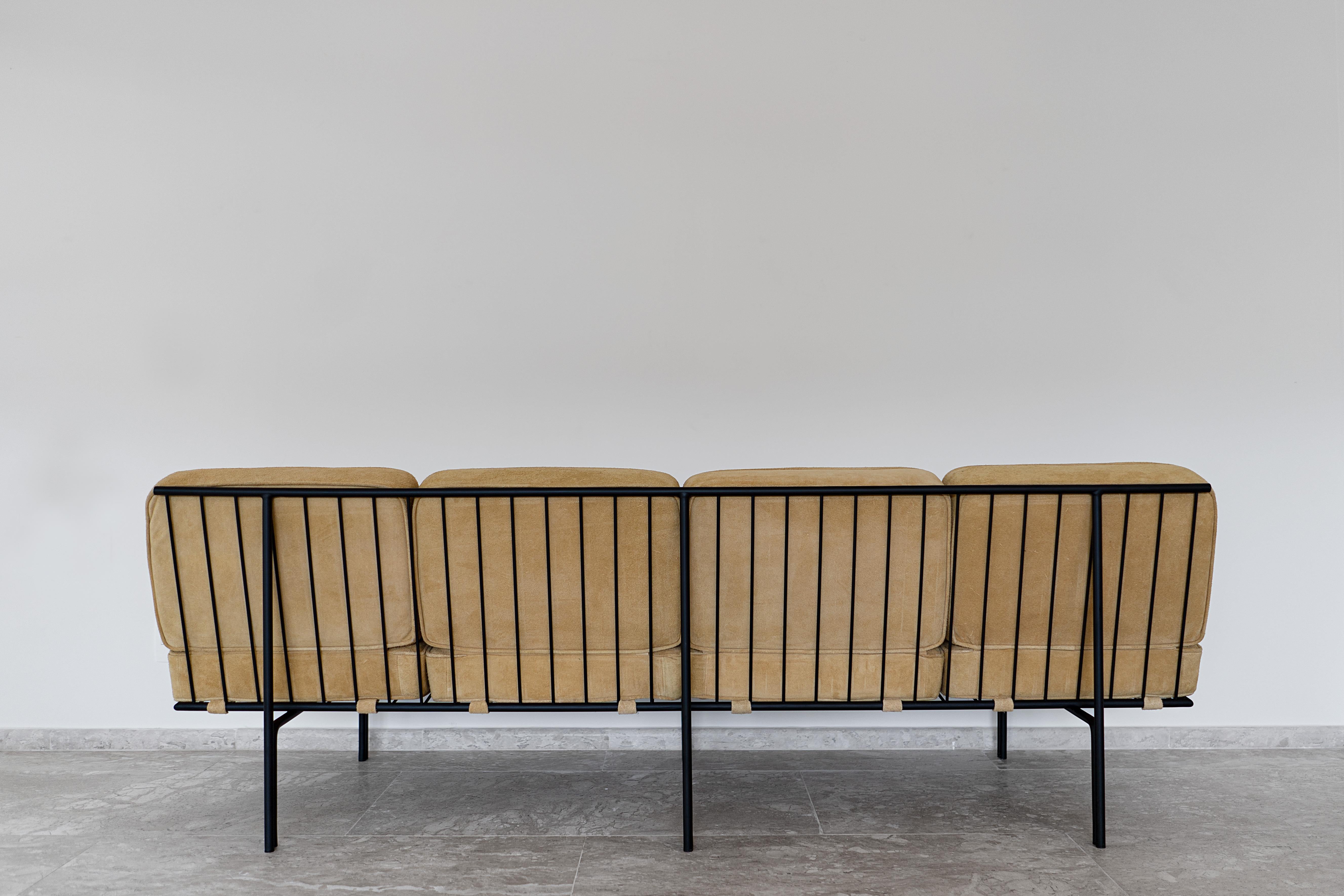 Canapé Deia par Samuel Lamas, 2022

Voici le canapé Deia, un chef-d'œuvre brésilien contemporain qui allie simplicité, légèreté et confort. Conçu avec une précision architecturale, ce canapé moderne minimaliste présente de délicats profils en acier