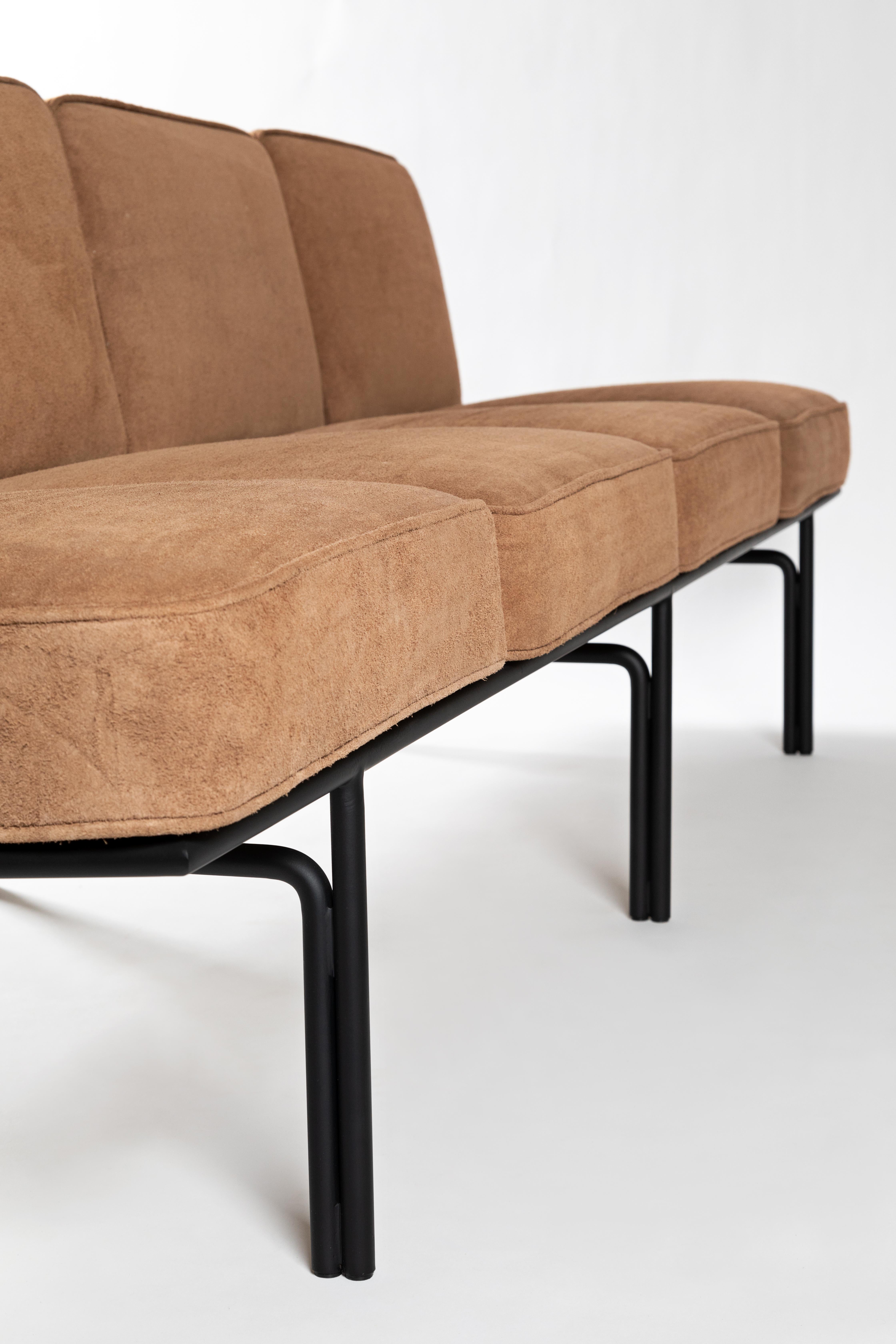 Minimalistisches minimalistisches Sofa Deia von Samuel Lamas (21. Jahrhundert und zeitgenössisch) im Angebot