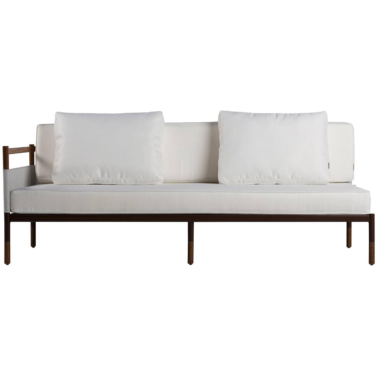 Canapé minimaliste en bois dur, métal et tissu, utilisable en extérieur en vente