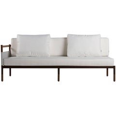 Canapé minimaliste en bois dur, métal et tissu, utilisable en extérieur