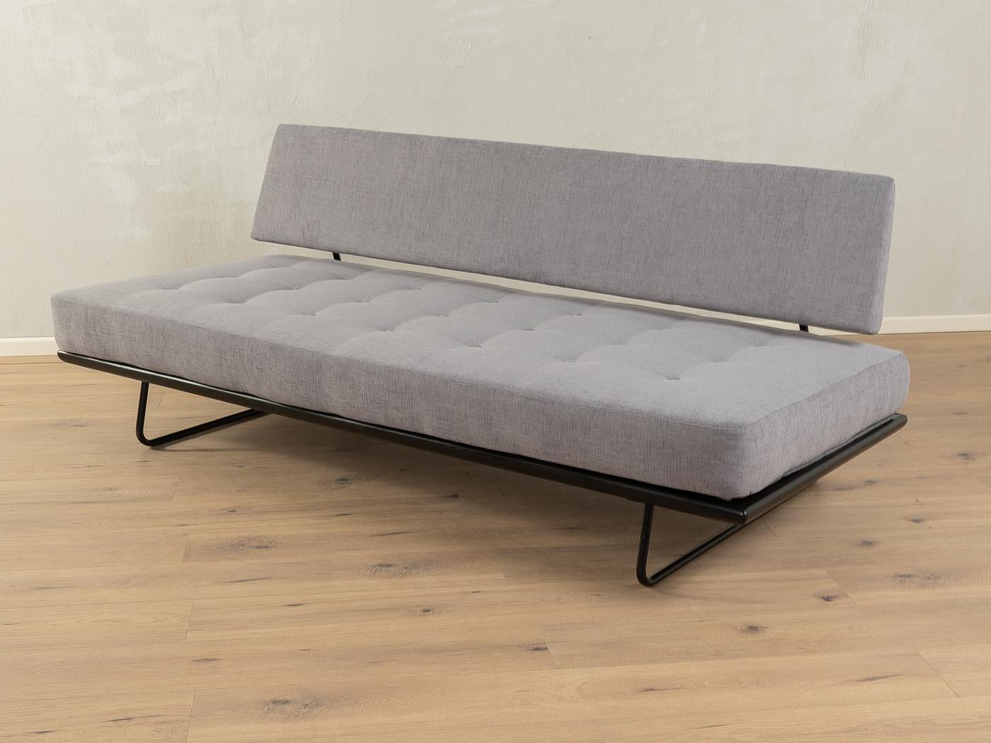Canapé minimaliste de Rolf Grunow pour Walter Knoll, datant des années 1950. Cadre en bois de haute qualité avec pieds en tube d'acier noir. L'assise et le dossier ont été retapissés et recouverts d'un tissu d'ameublement de haute qualité de couleur