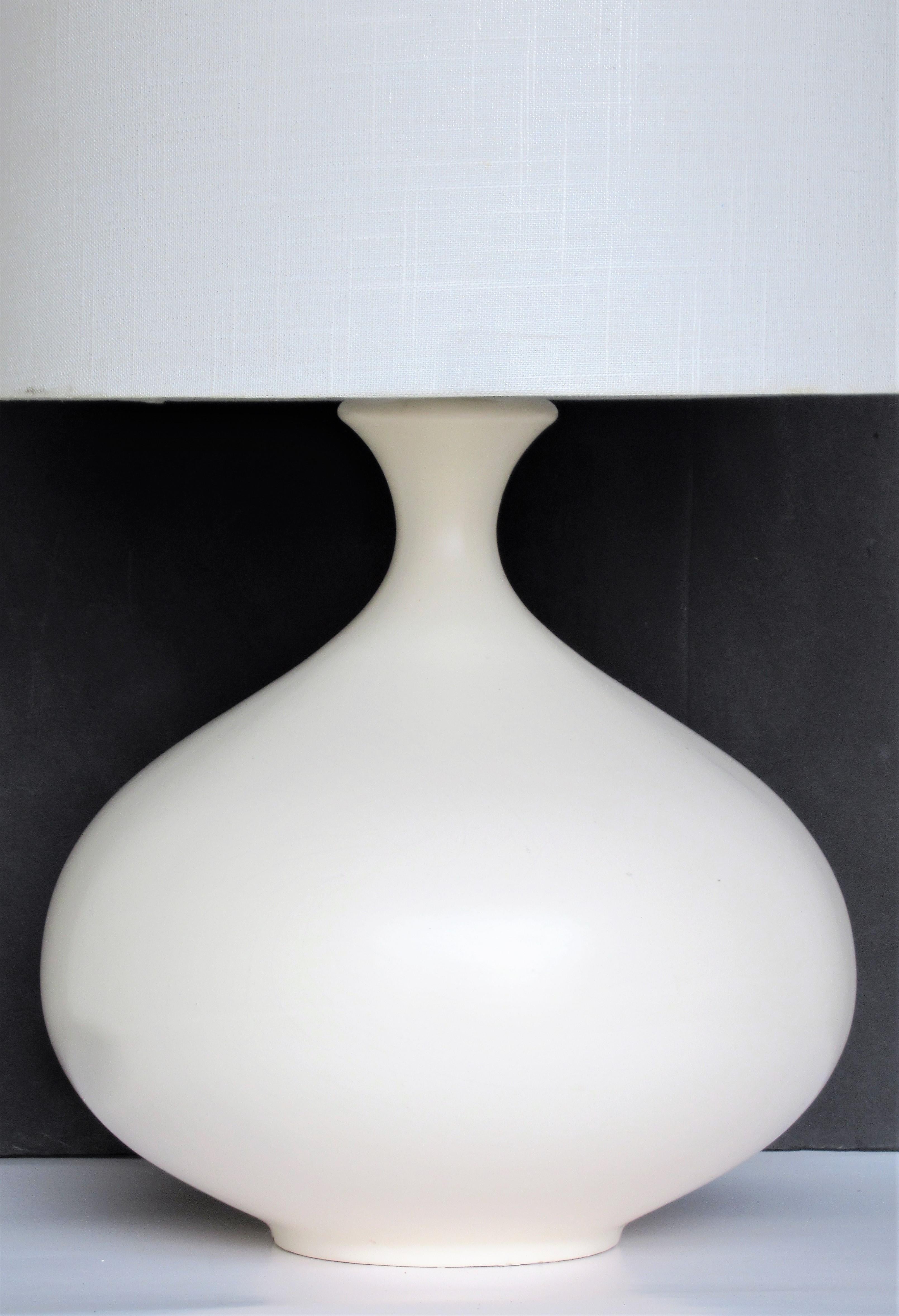 Soft cream white satin glazed bulbous vase form ceramic table lamp. Beautiful timeless minimalist design. Style of Jean Michel Frank. Circa 1950-1960. Look at all pictures and read condition report in comment section.