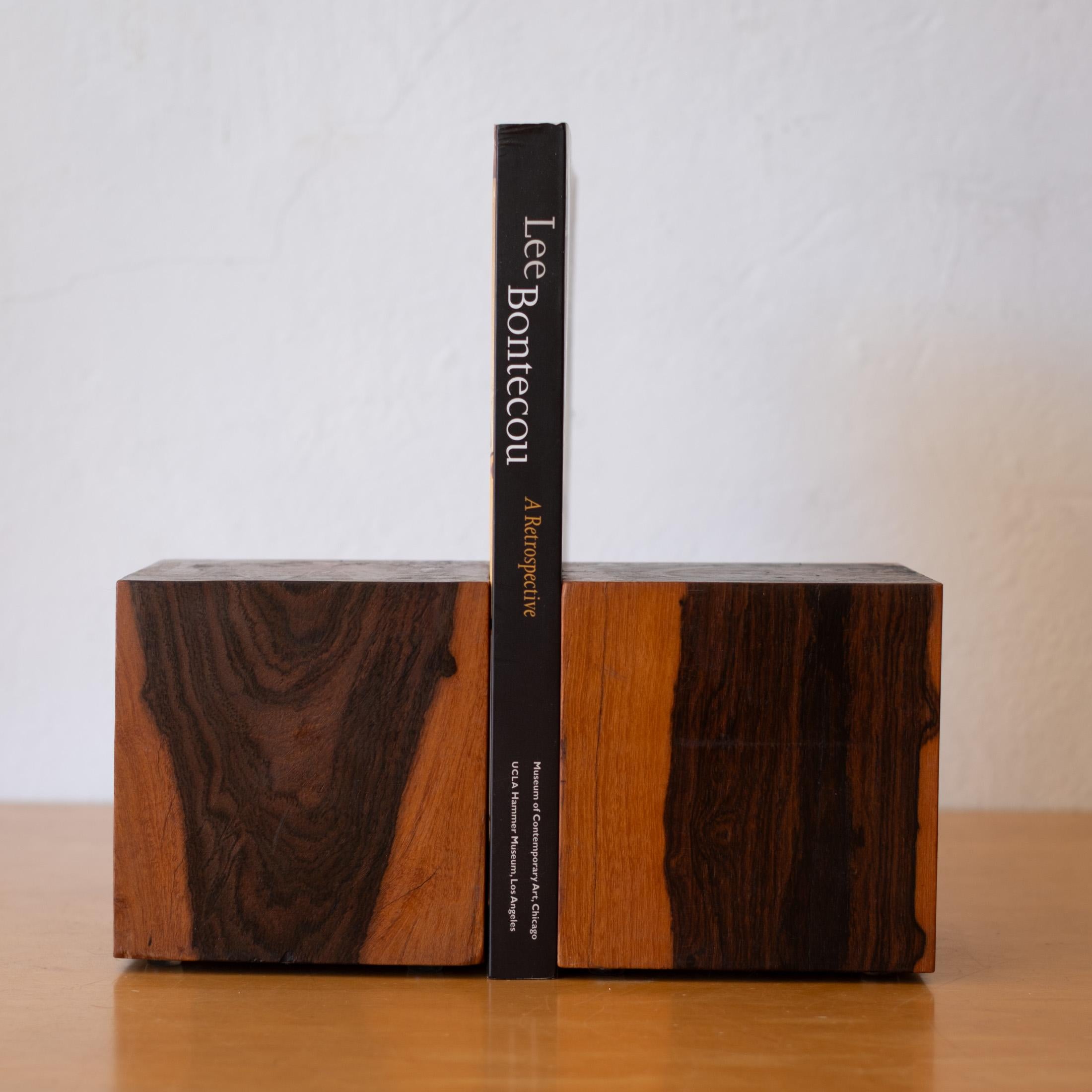 Minimalistische Buchstützen aus massivem Cocobolo 1960er Jahre (Moderne der Mitte des Jahrhunderts) im Angebot