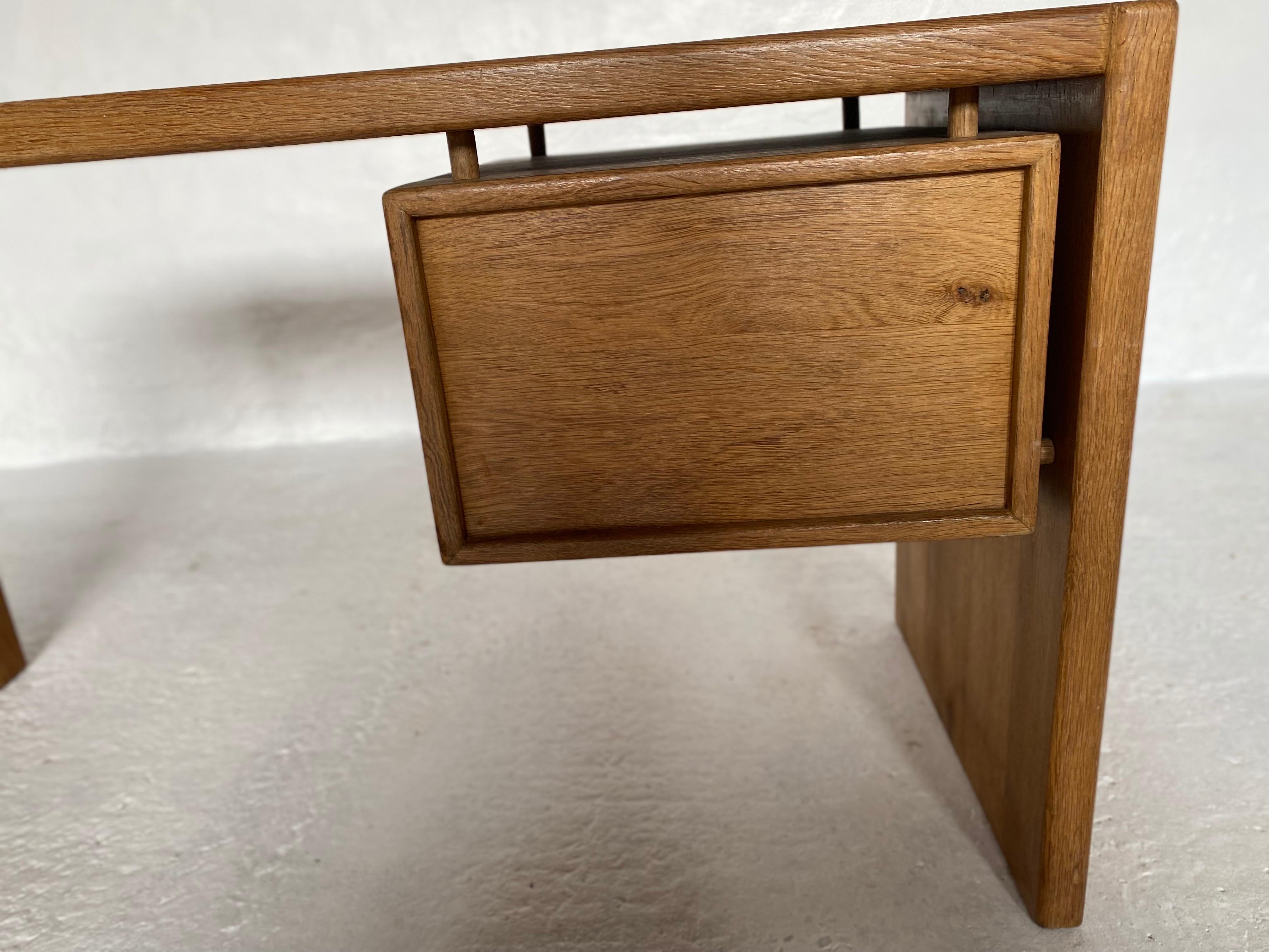 Minimalistischer minimalistischer massiver Schreibtisch aus Eiche, Frankreich 1960er Jahre im Angebot 3