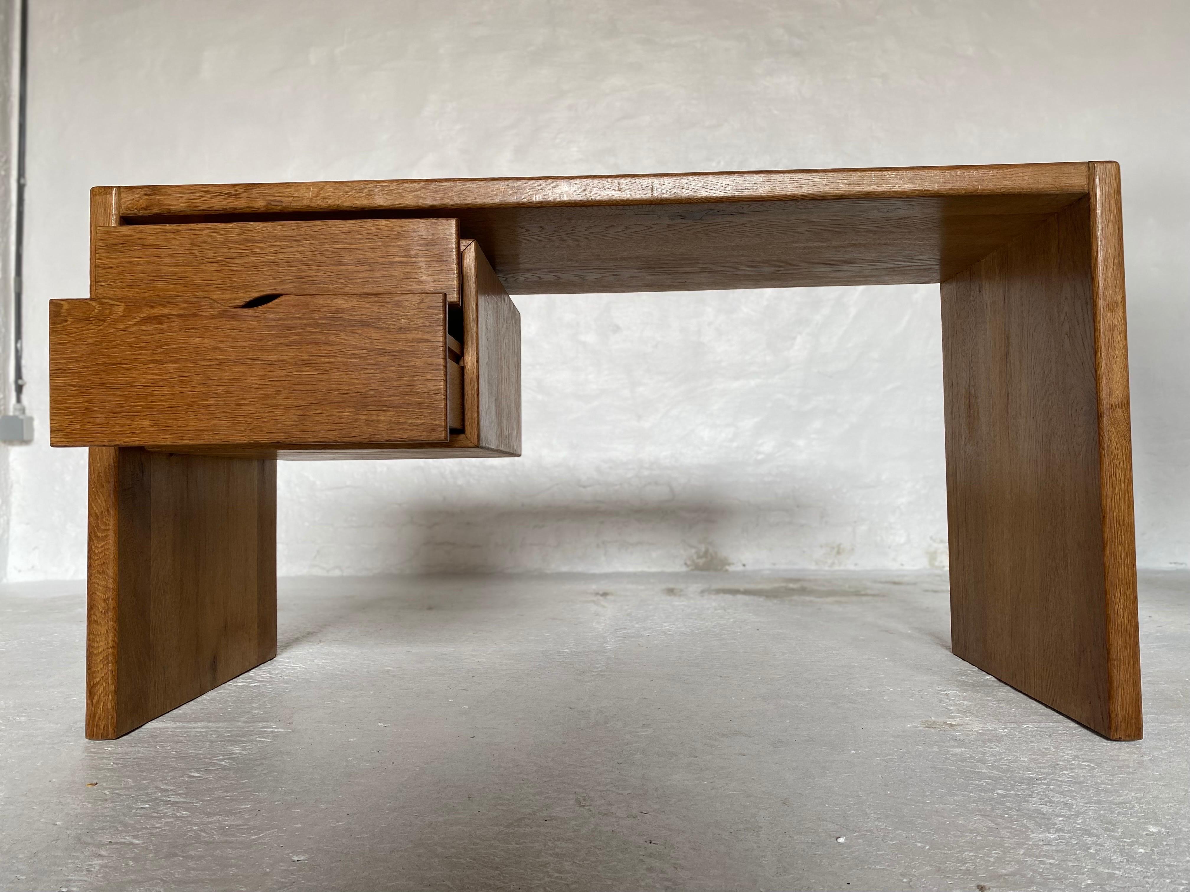 Minimalistischer minimalistischer massiver Schreibtisch aus Eiche, Frankreich 1960er Jahre (Französisch) im Angebot