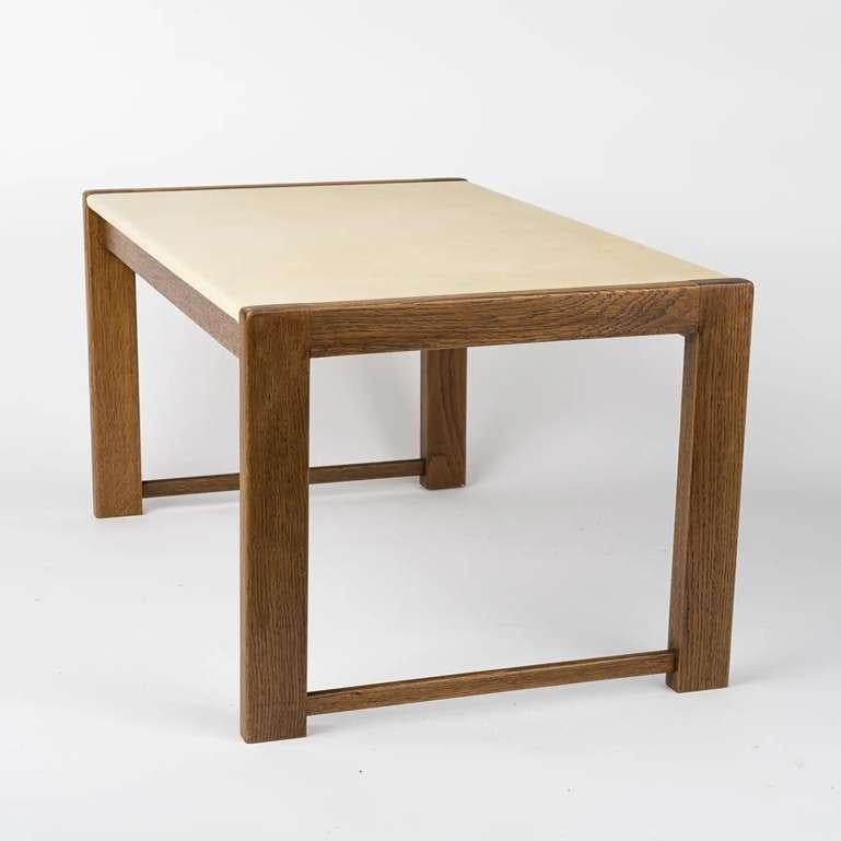 Français Table d'appoint minimaliste en chêne massif de Guillerme & Chambron, France, années 1970 en vente