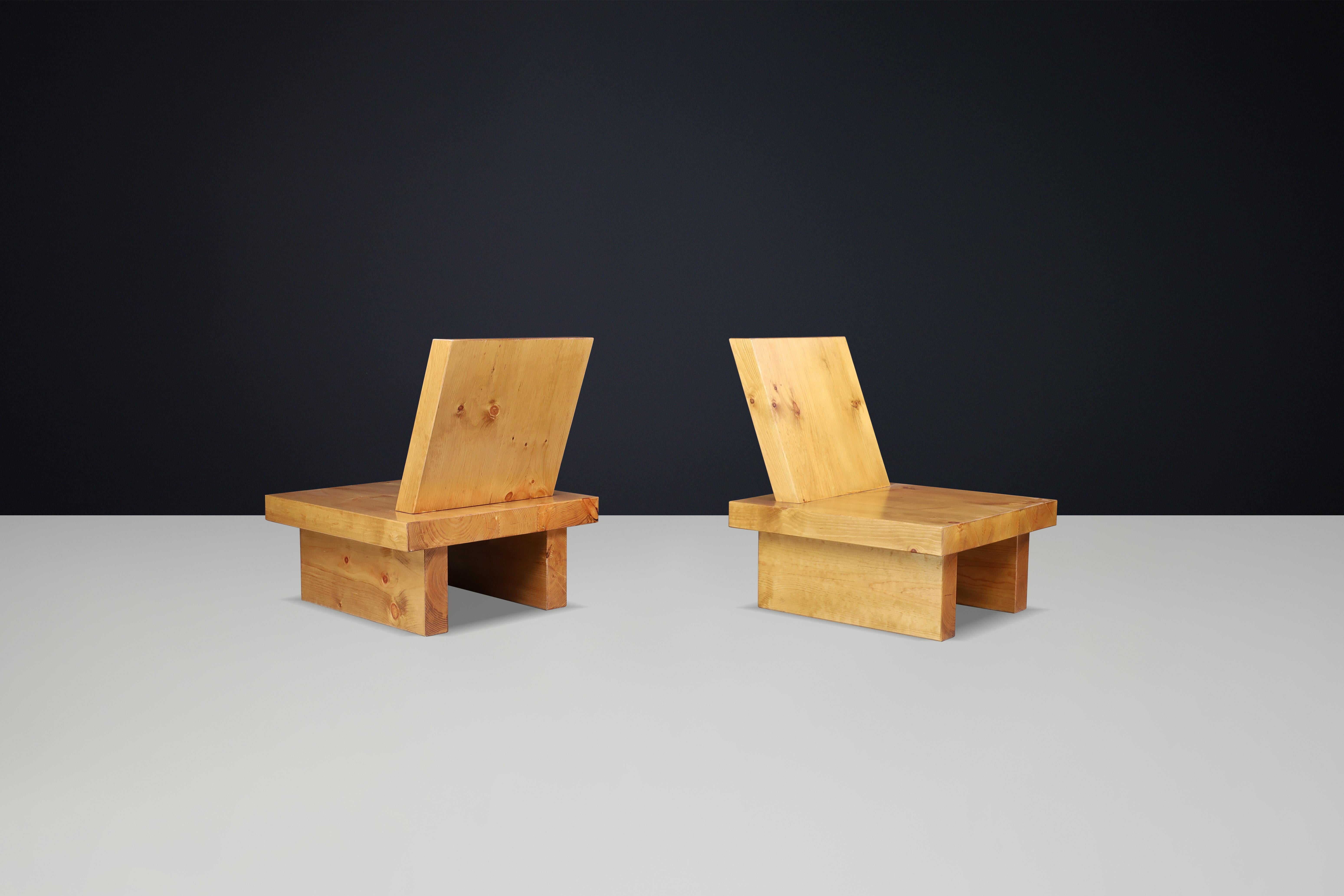 Fauteuils de salon minimalistes en pin massif d'Ibiza, 1960

Ce magnifique ensemble de deux chaises de salon, issu de l'ère du design emblématique des années 1960 à Icone, témoigne d'un travail artisanal époustouflant en pin massif. Leur teinte