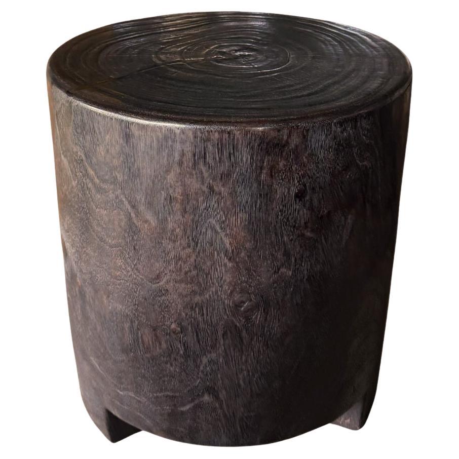 Table d'appoint ronde minimaliste en bois de suar massif, moderne et organique, finition espresso