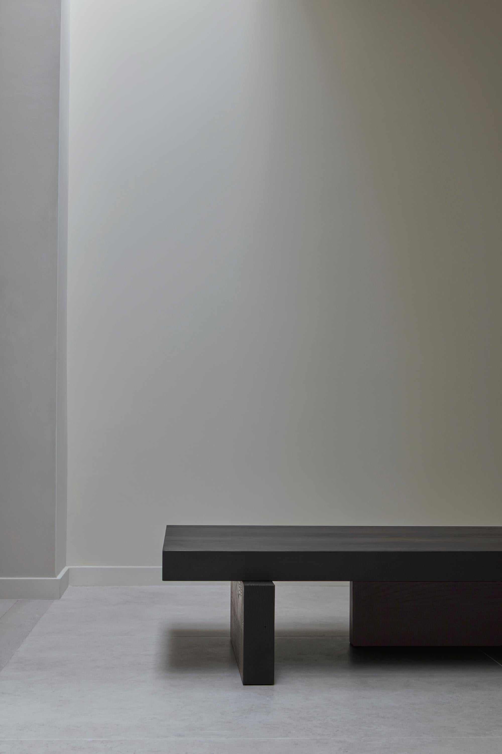 Table basse minimaliste Hari en noyer massif - by Mokko en vente 6