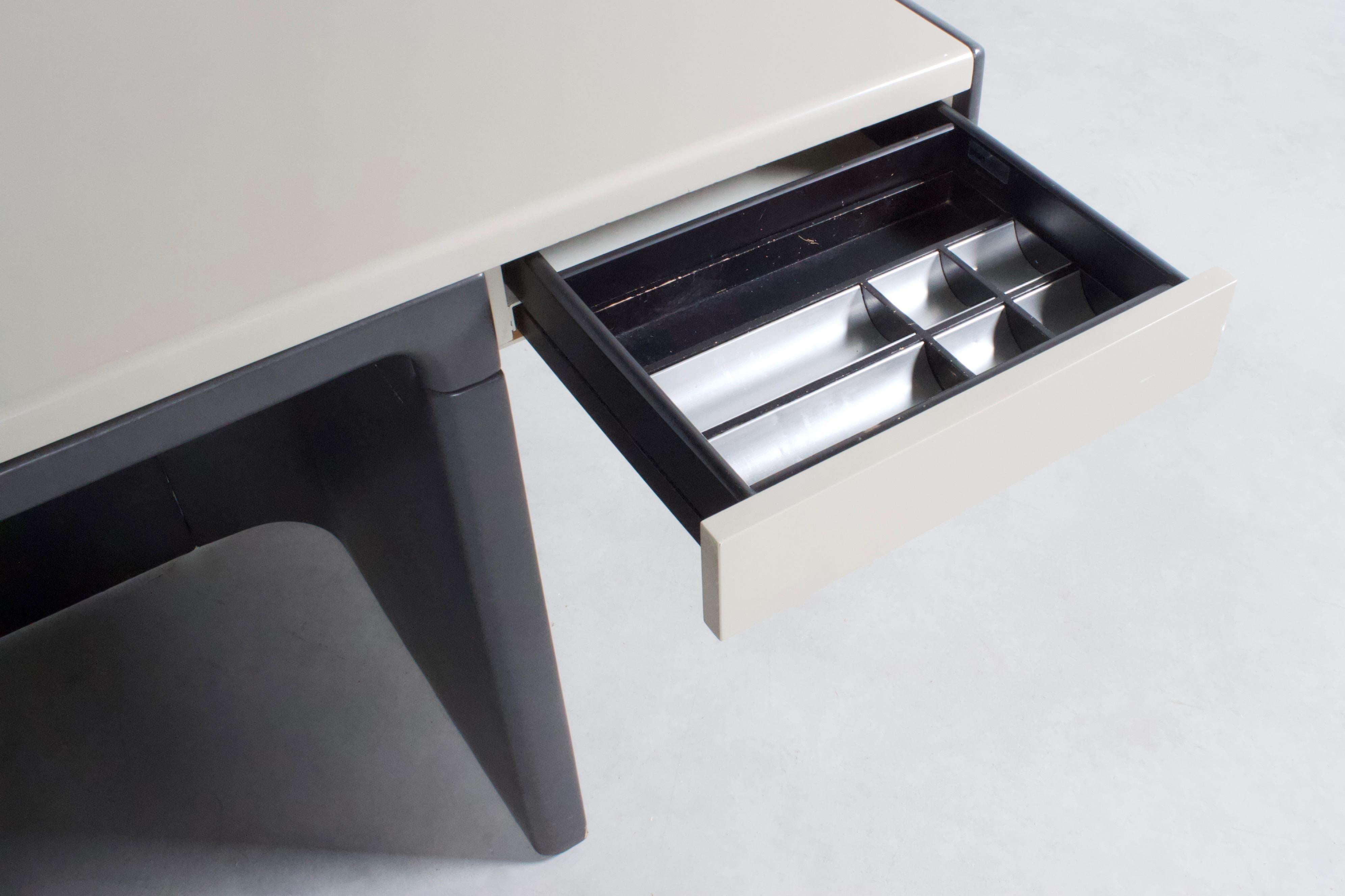 minimalist small desk