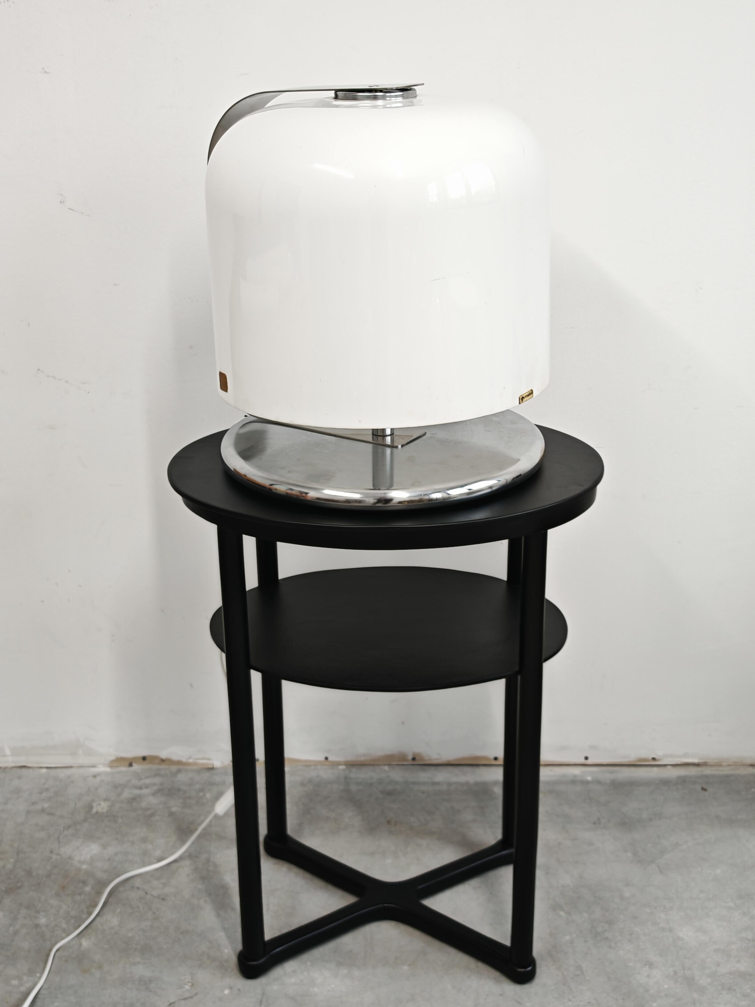 En este anuncio encontrarás una rara lámpara de mesa de la Era Espacial 