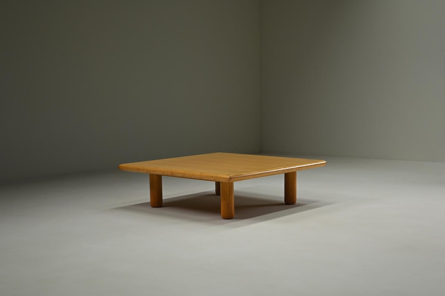 Mesa de centro minimalista cuadrada de madera de fresno, Europa de los 80. Mesa de centro cuadrada con bordes redondeados y patas cilíndricas. Fabricado con una combinación de madera de fresno maciza y chapada. El tablero ha sido repintado,
