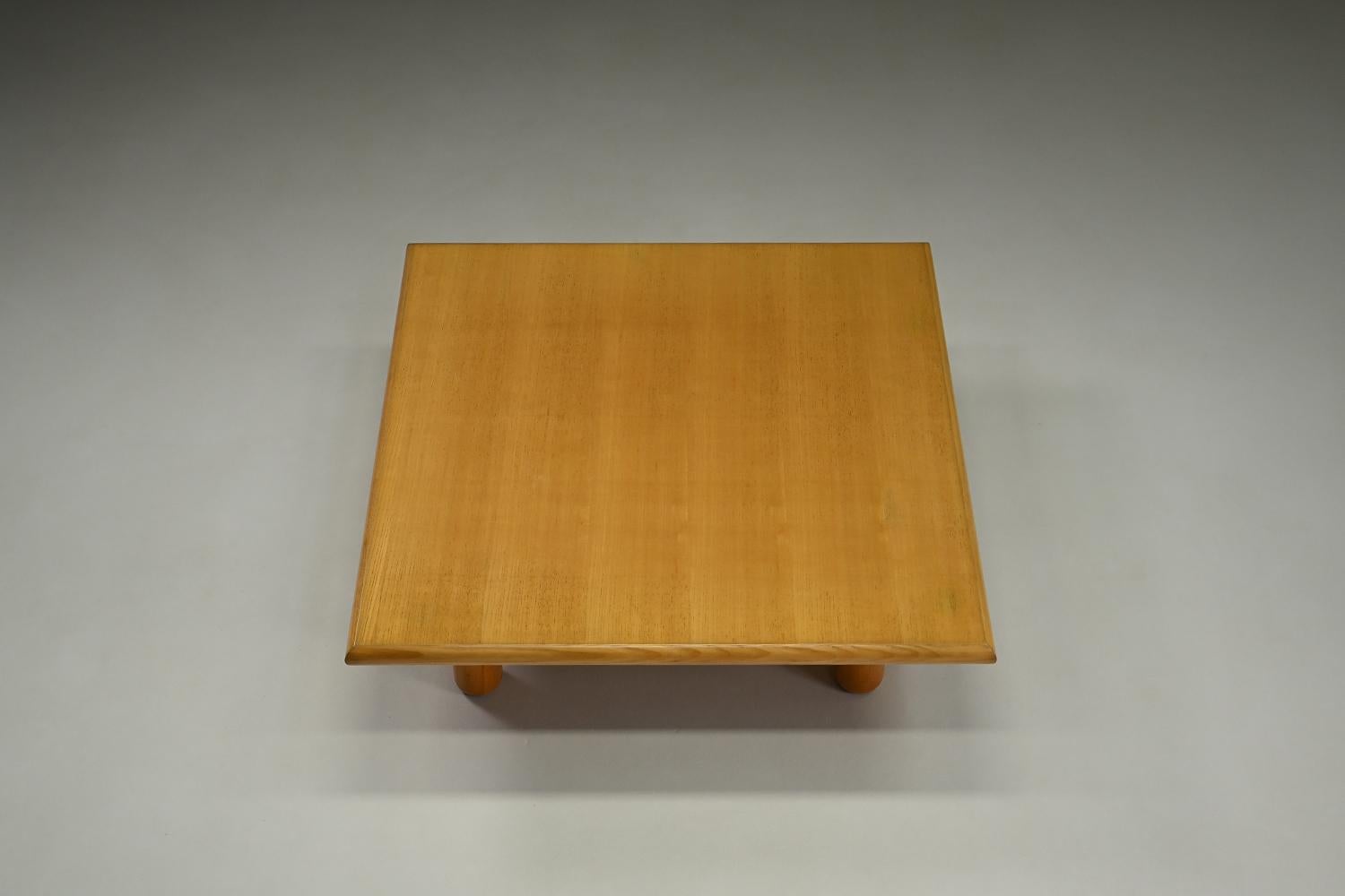 Mesa de centro minimalista cuadrada de madera de fresno, Europa de los 80. en Bueno estado para la venta en Landgraaf, NL