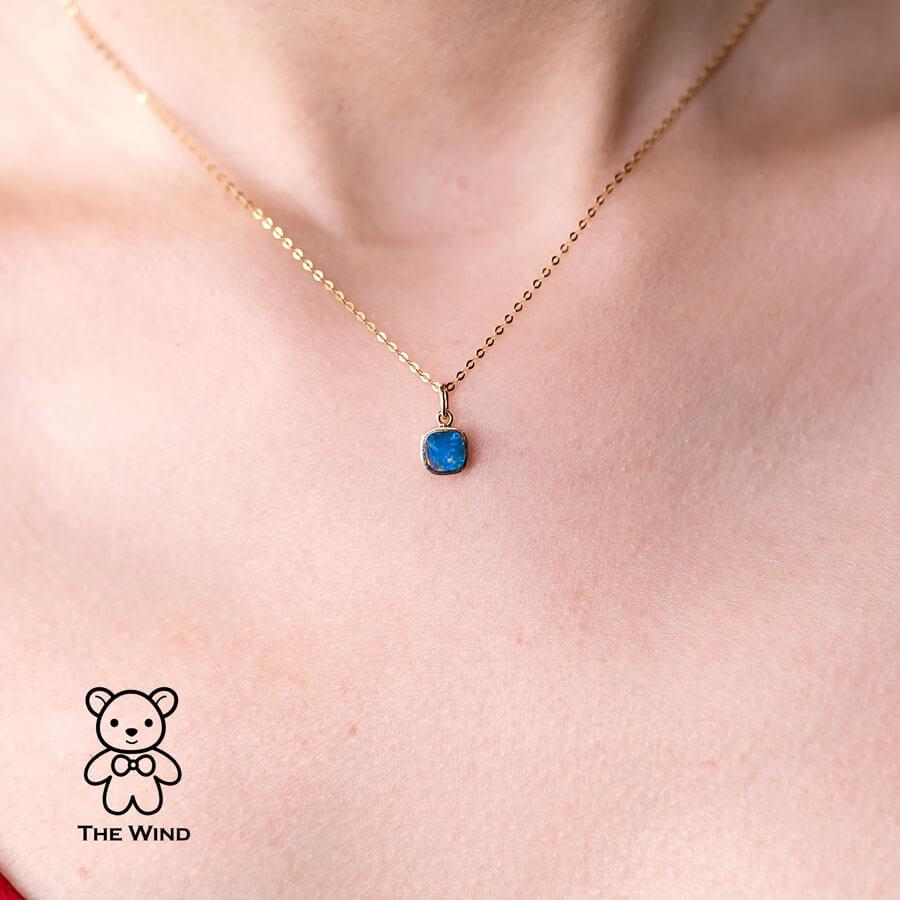 Collier pendentif carré minimaliste en or jaune 14 carats avec opale double australienne Neuf - En vente à Suwanee, GA