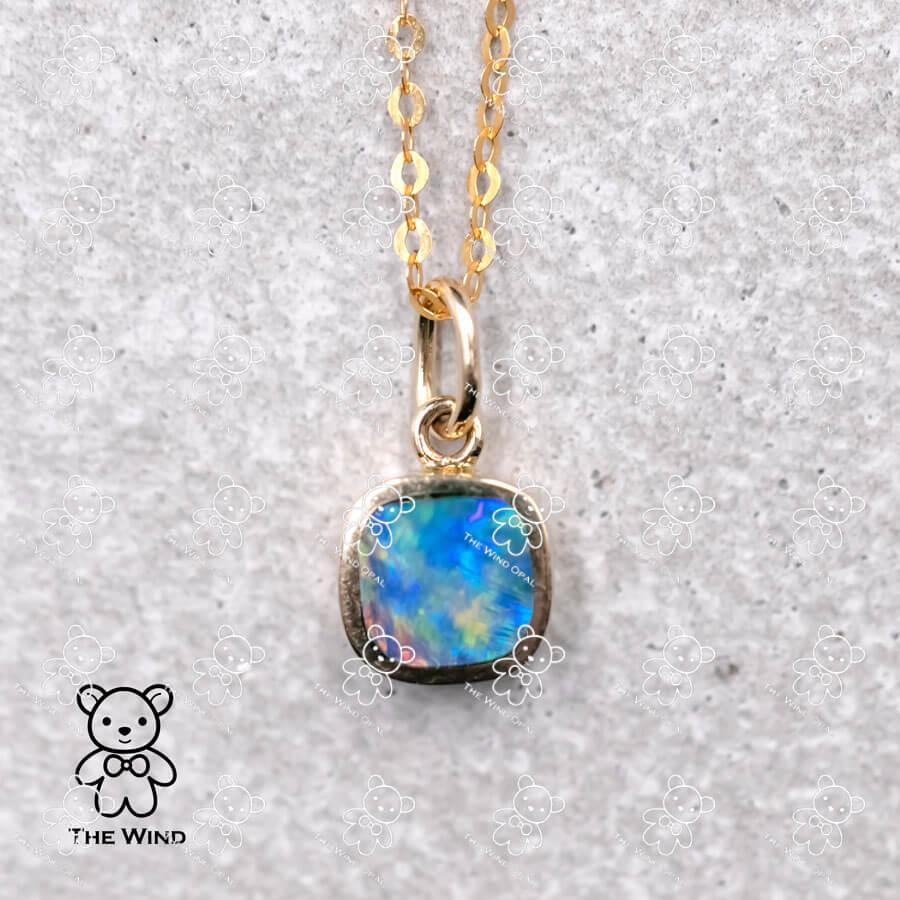 Arts and Crafts Collier pendentif carré minimaliste en or jaune 14 carats avec opale double australienne en vente