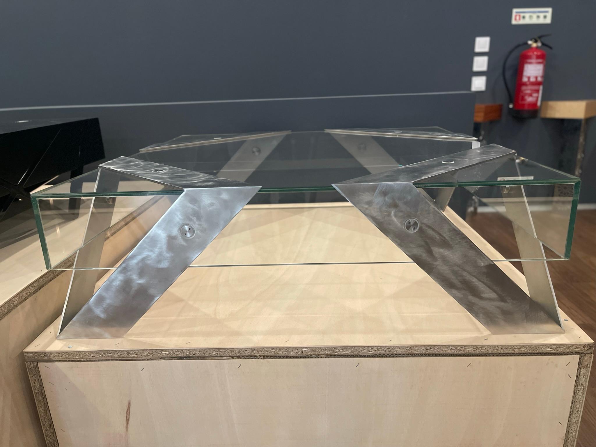 Moderner, minimalistischer, quadratischer Couchtisch aus gehärtetem Glas und Edelstahl im Angebot 1