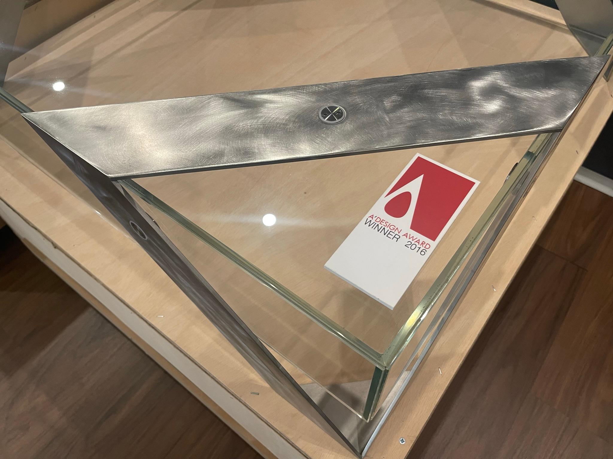 Moderner, minimalistischer, quadratischer Couchtisch aus gehärtetem Glas und Edelstahl im Angebot 3