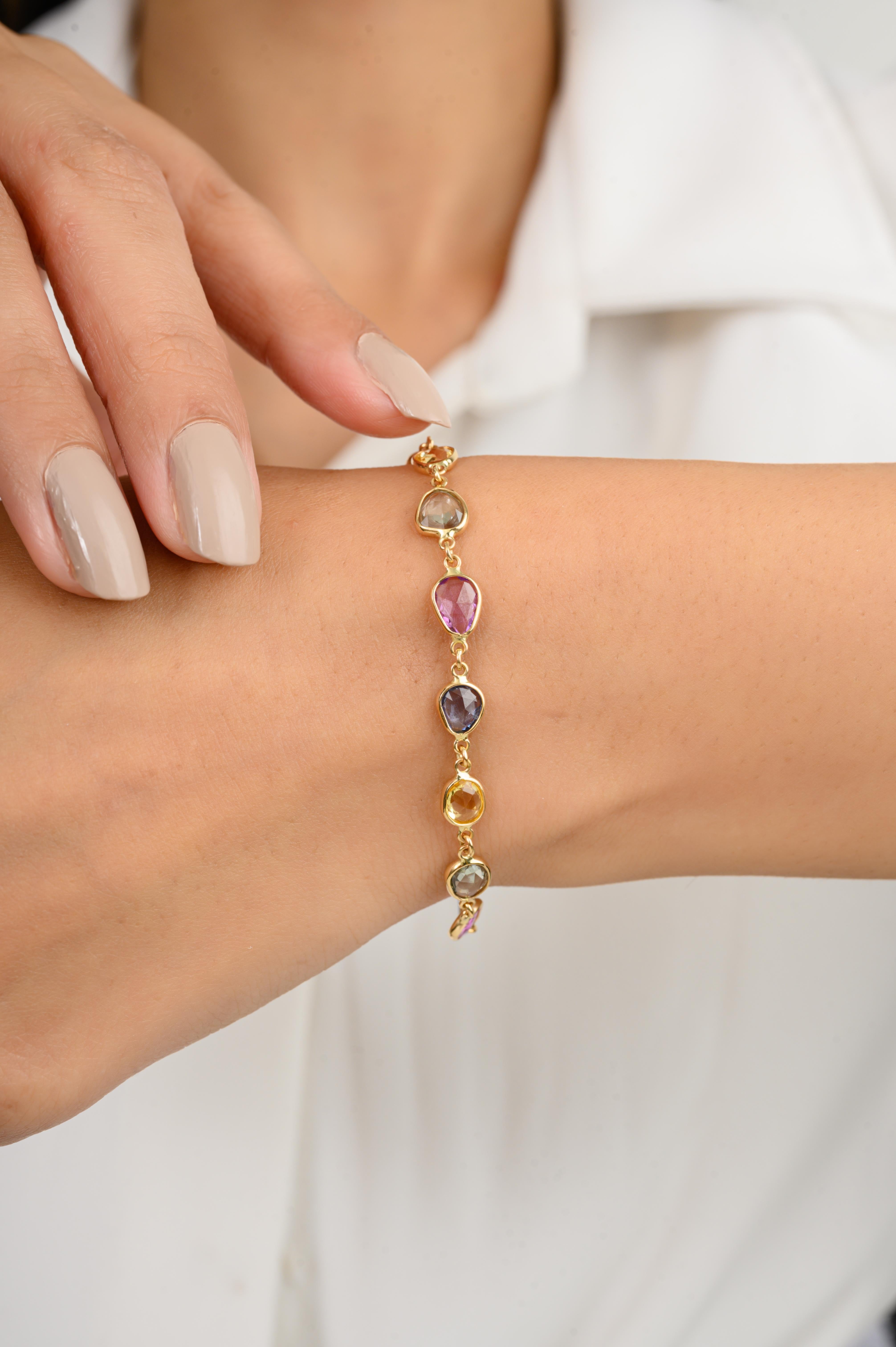 Donna Bracciale minimalista impilabile a catena con più zaffiri per lei in oro giallo 18 carati in vendita
