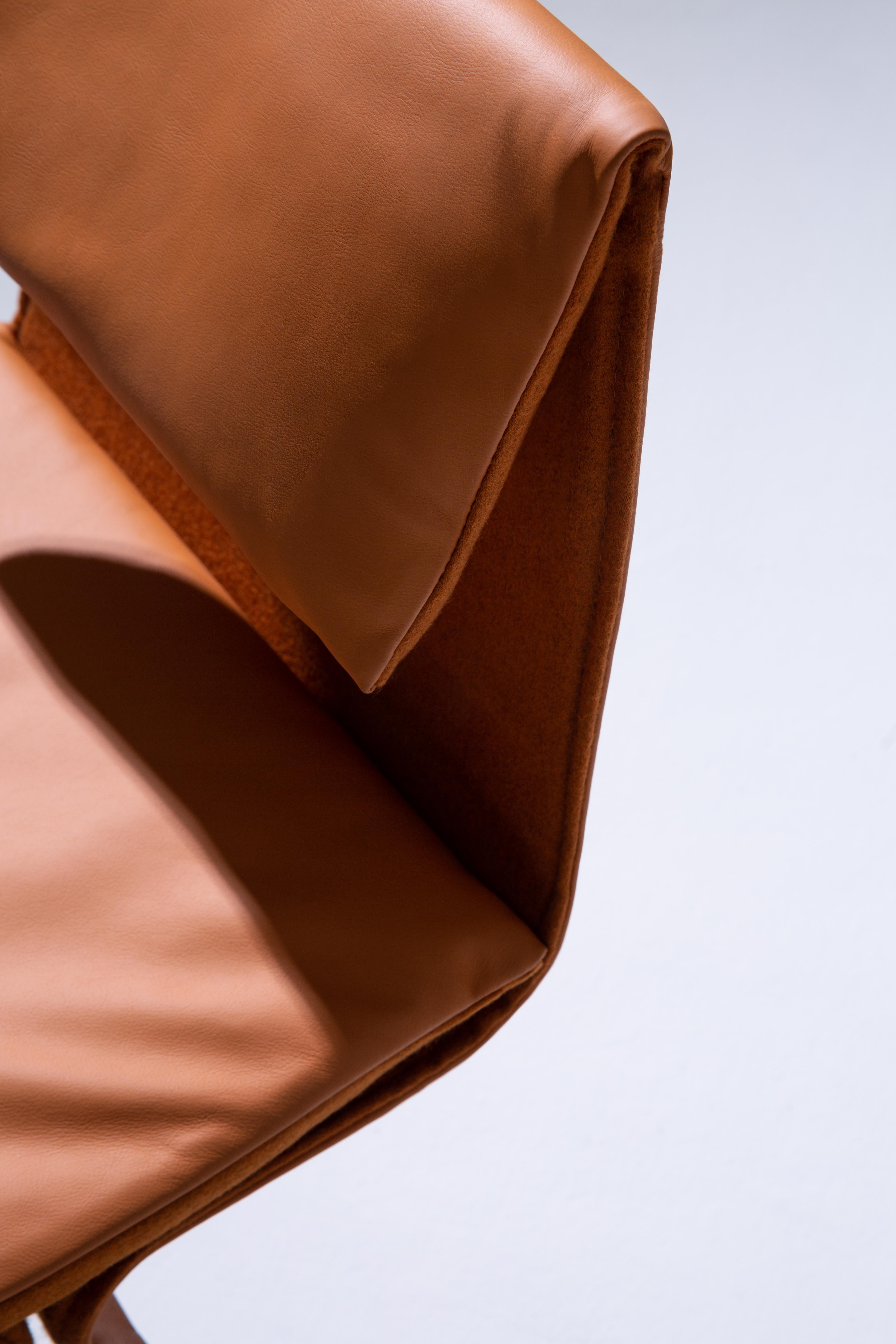 Esta elegante silla apilable, diseñada por Ilse Lang, es una sofisticada reinterpretación de la pureza estructural del famoso Taburete Mariposa de Sori Yanagi. Despojada de sus elementos esenciales, la silla presenta un armazón metálico formado con