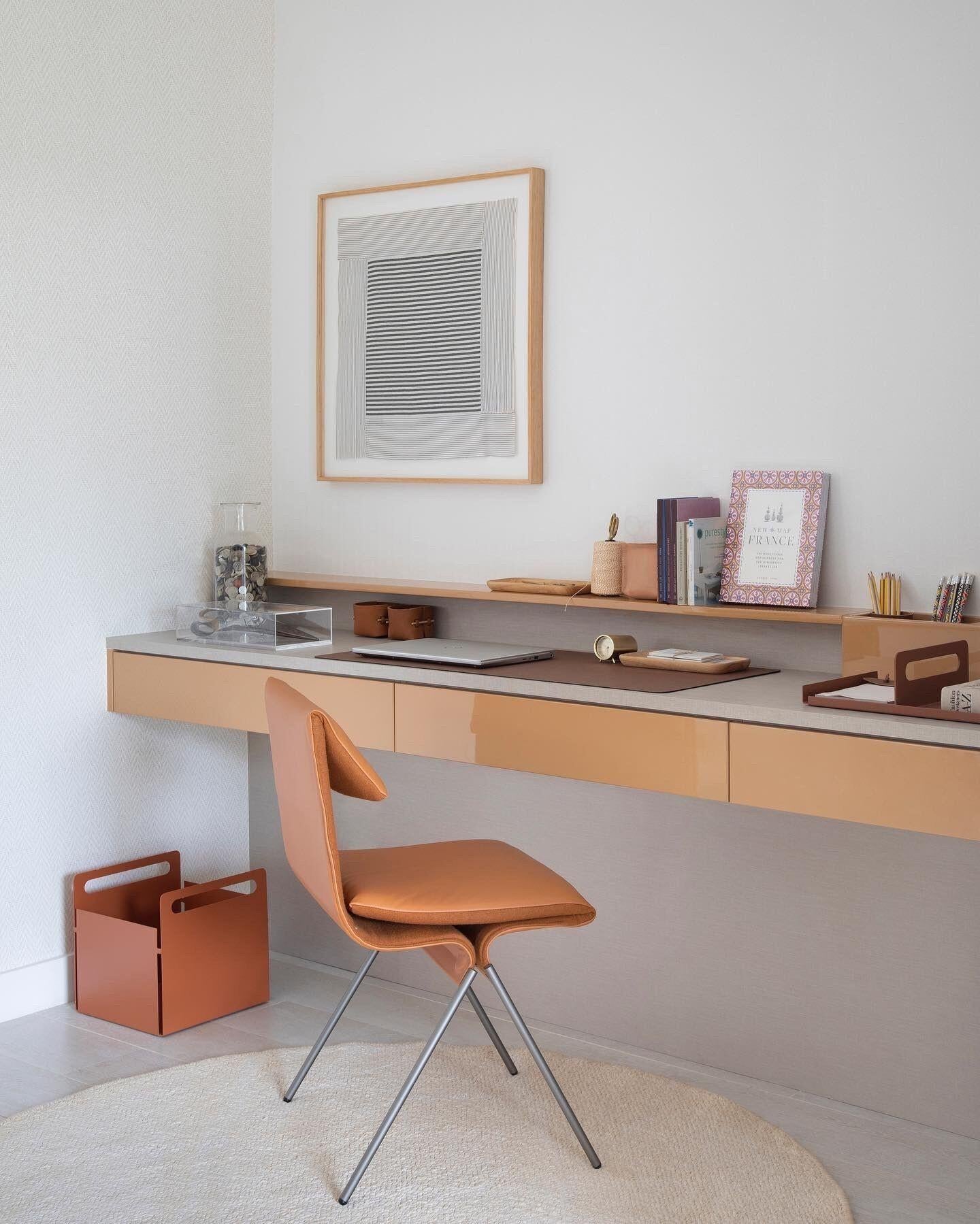 Silla apilable minimalista de Ilse Lang - Inspirada en el taburete Mariposa de Yanagi Brasileño en venta