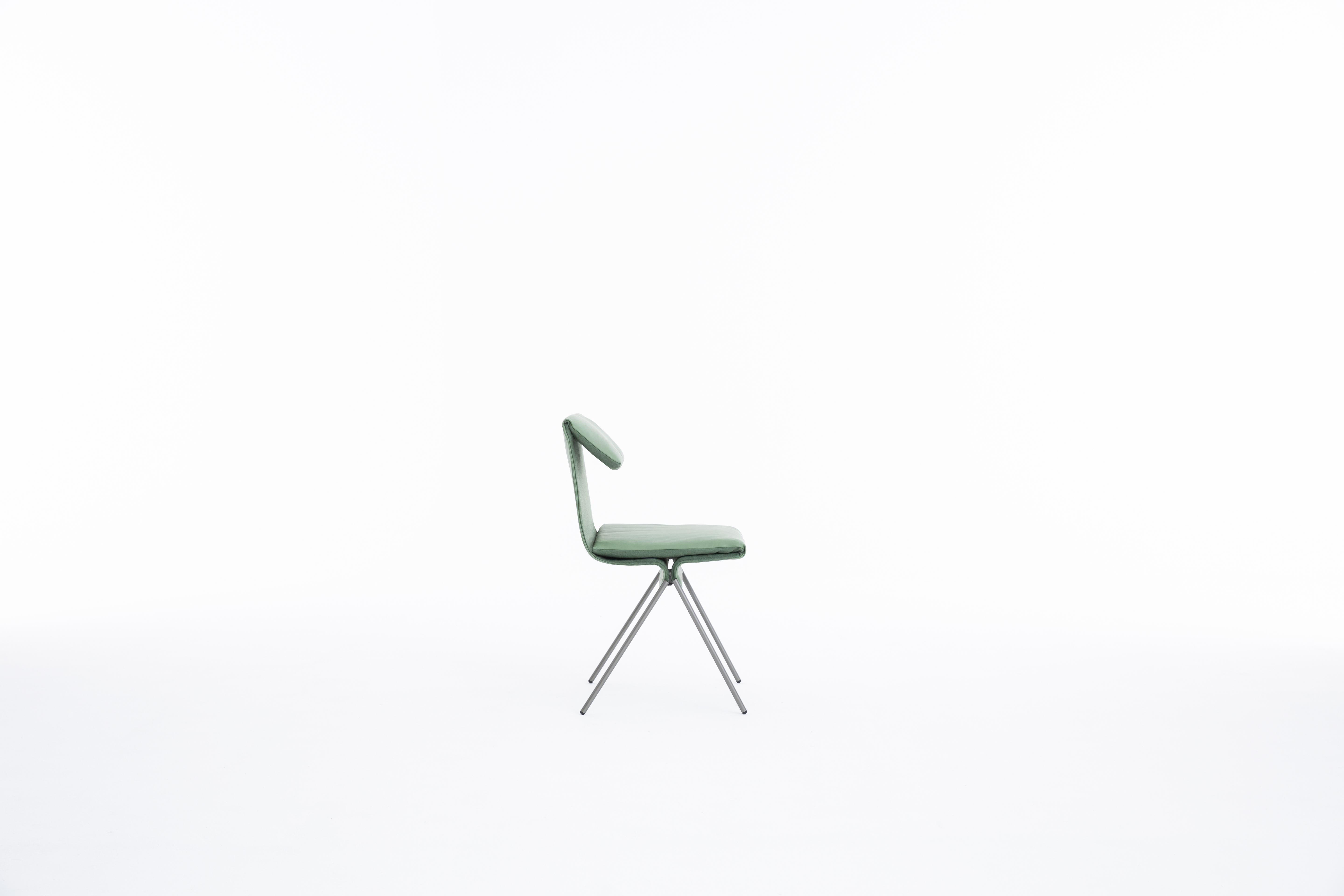 Silla apilable minimalista de Ilse Lang - Inspirada en el taburete Mariposa de Yanagi en venta 4