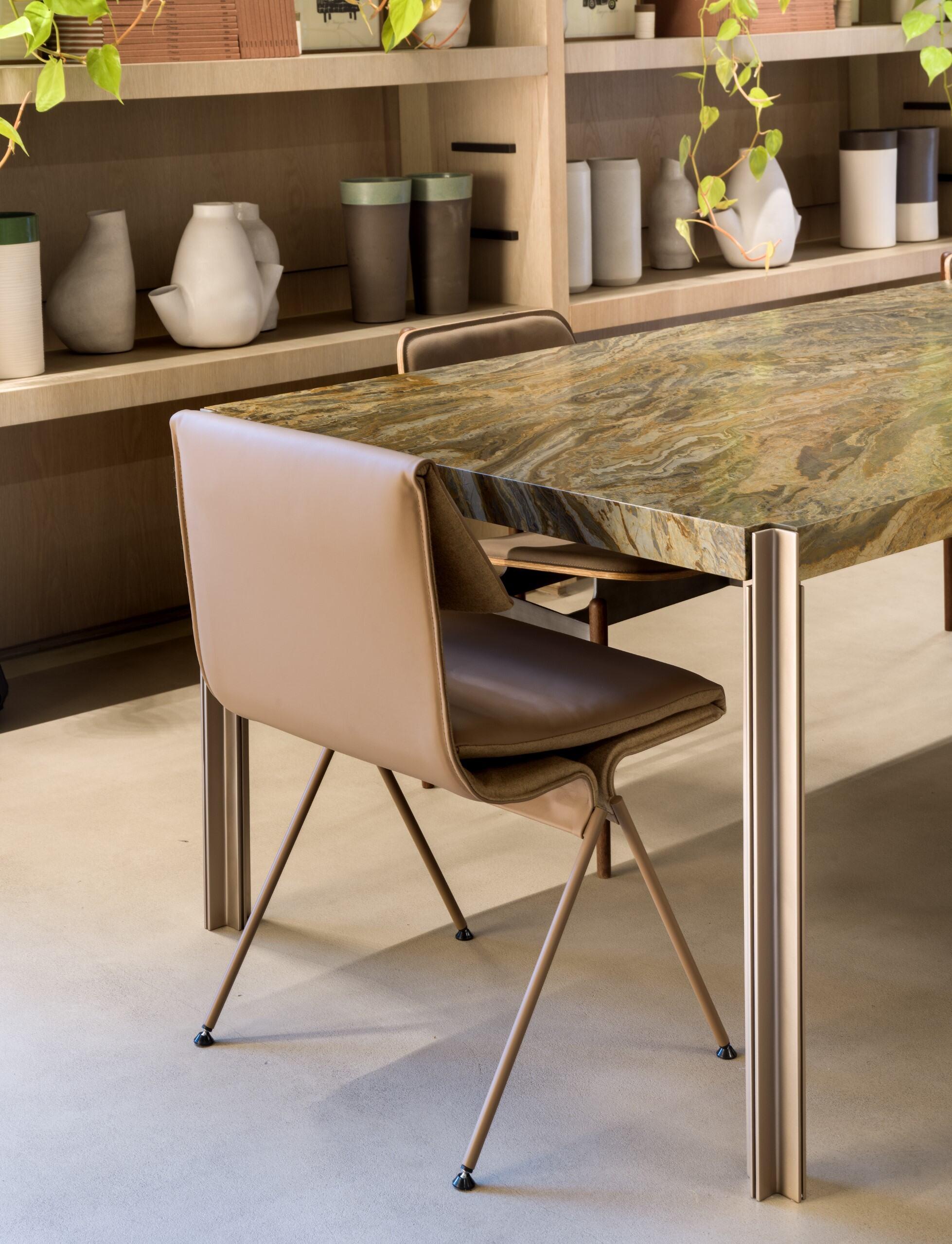 Silla apilable minimalista de Ilse Lang - Inspirada en el taburete Mariposa de Yanagi Metal en venta