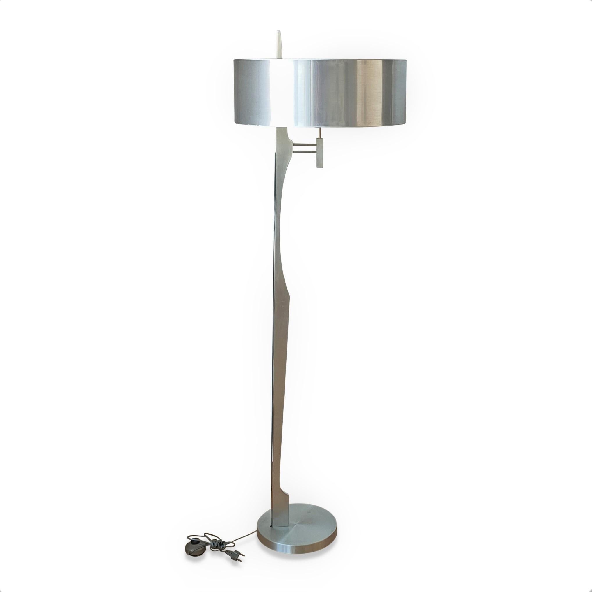 Forme libre modernist stainless steel lamp
European socket and wiring
good vintage condition
some scratches and dents on the surface of the base
this lamp will ship out of Paris
Price does not include shipping nor possible customs related