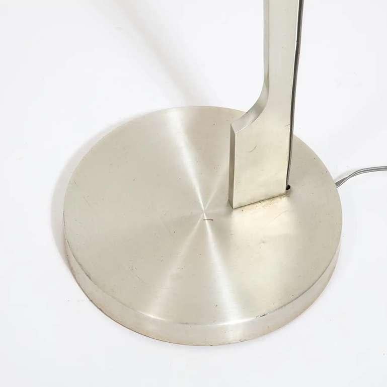 Lámpara de pie minimalista de acero inoxidable atribuida a Maison Jansen, Francia Años 70 en Bueno estado para la venta en New York, NY