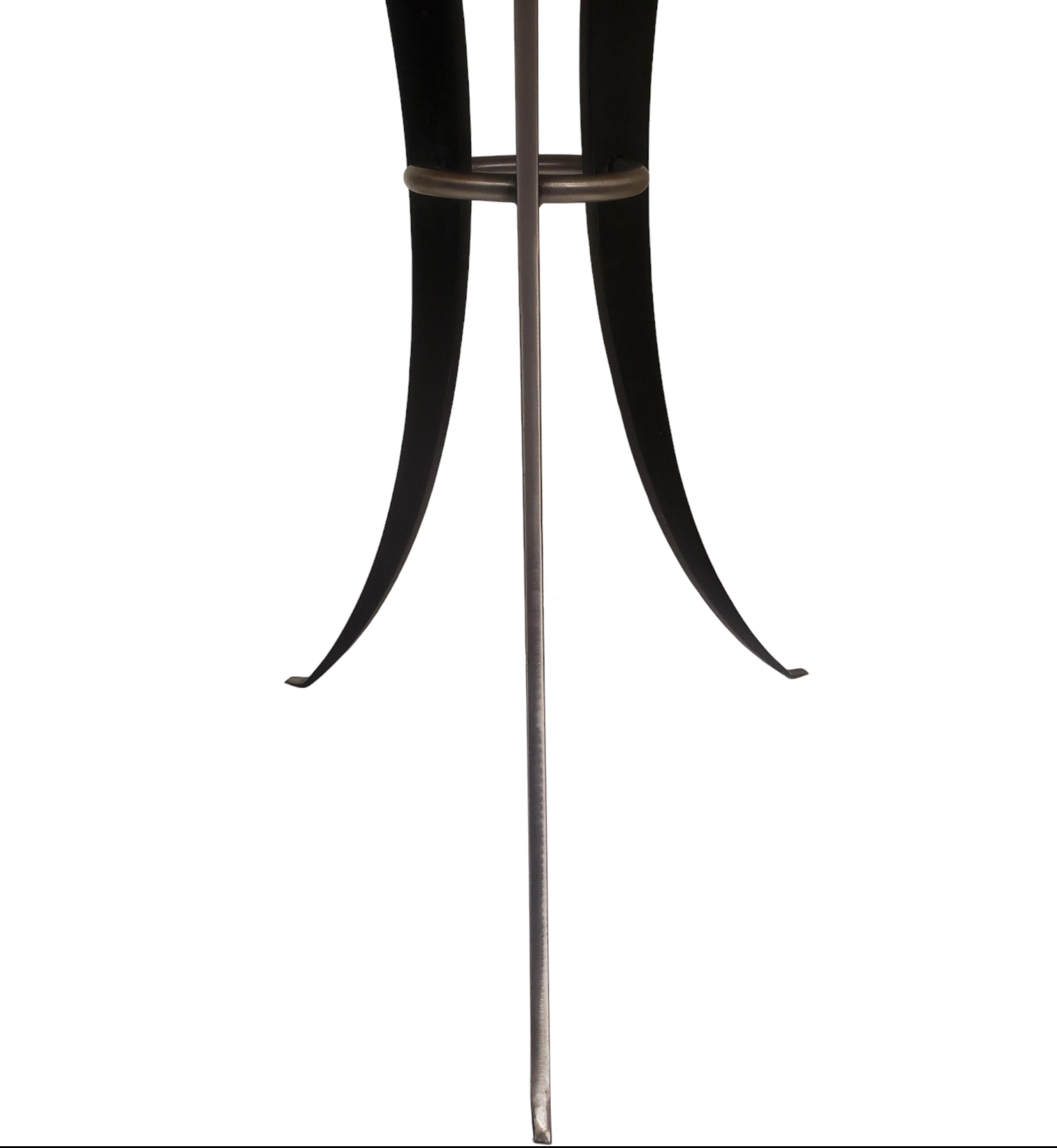 Minimalistischer runder Tisch aus Stahl und ebonisiertem Holz mit zweibeinigem, geschwungenem Sockel  im Angebot 6