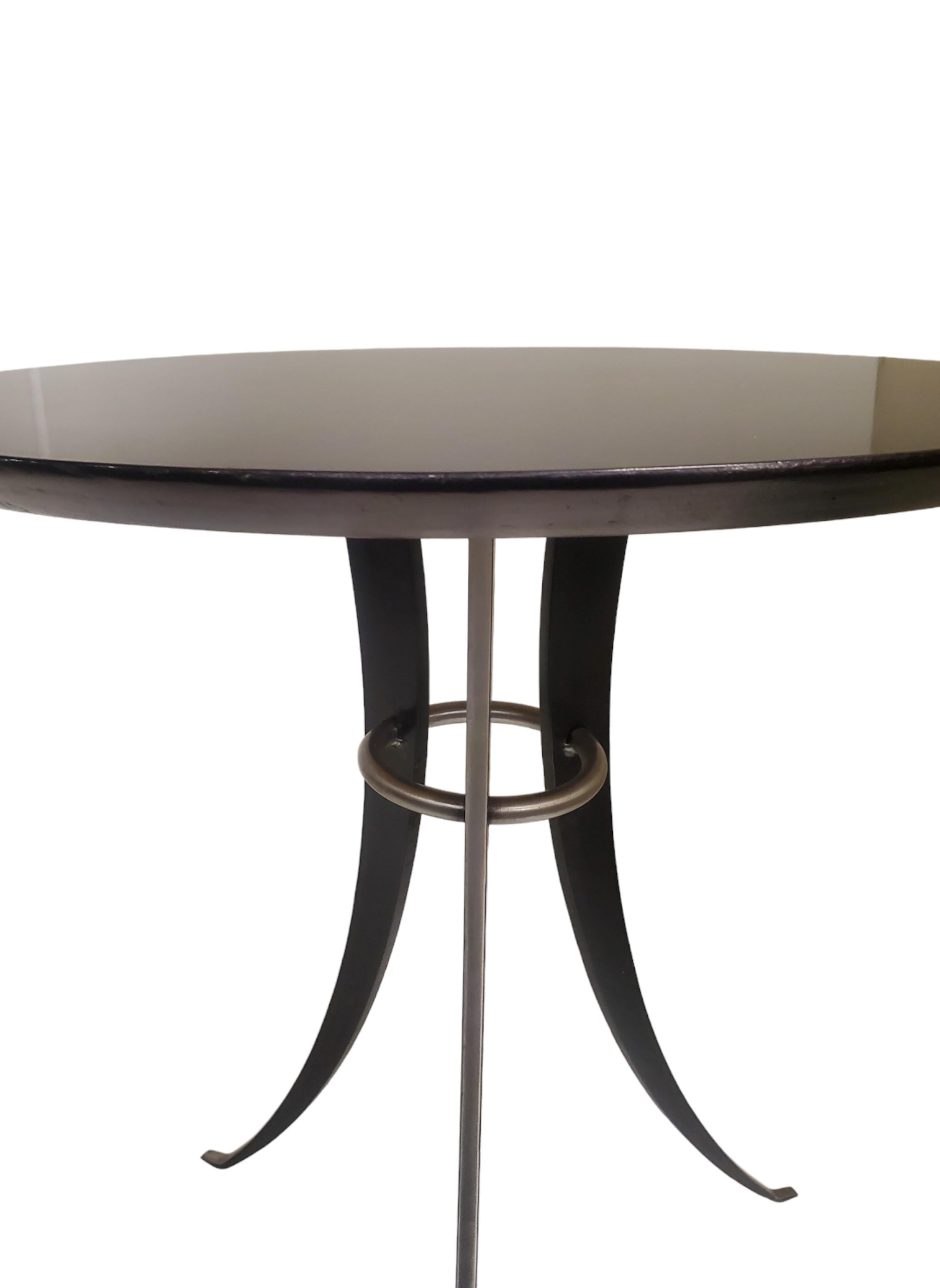 Minimalistischer runder Tisch aus Stahl und ebonisiertem Holz mit zweibeinigem, geschwungenem Sockel  im Angebot 7