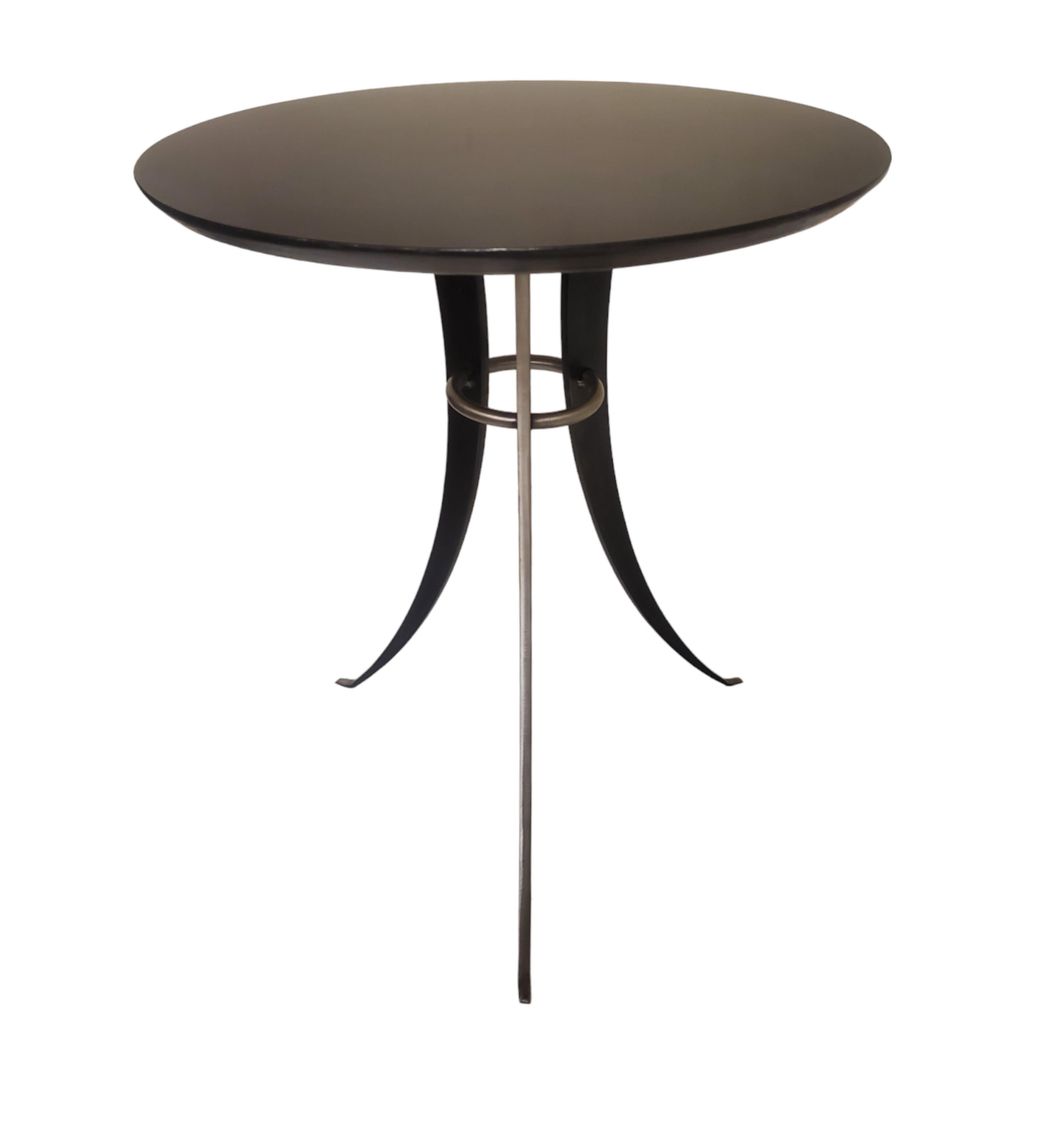 Minimalistischer runder Tisch aus Stahl und ebonisiertem Holz mit zweibeinigem, geschwungenem Sockel  (Moderne der Mitte des Jahrhunderts) im Angebot