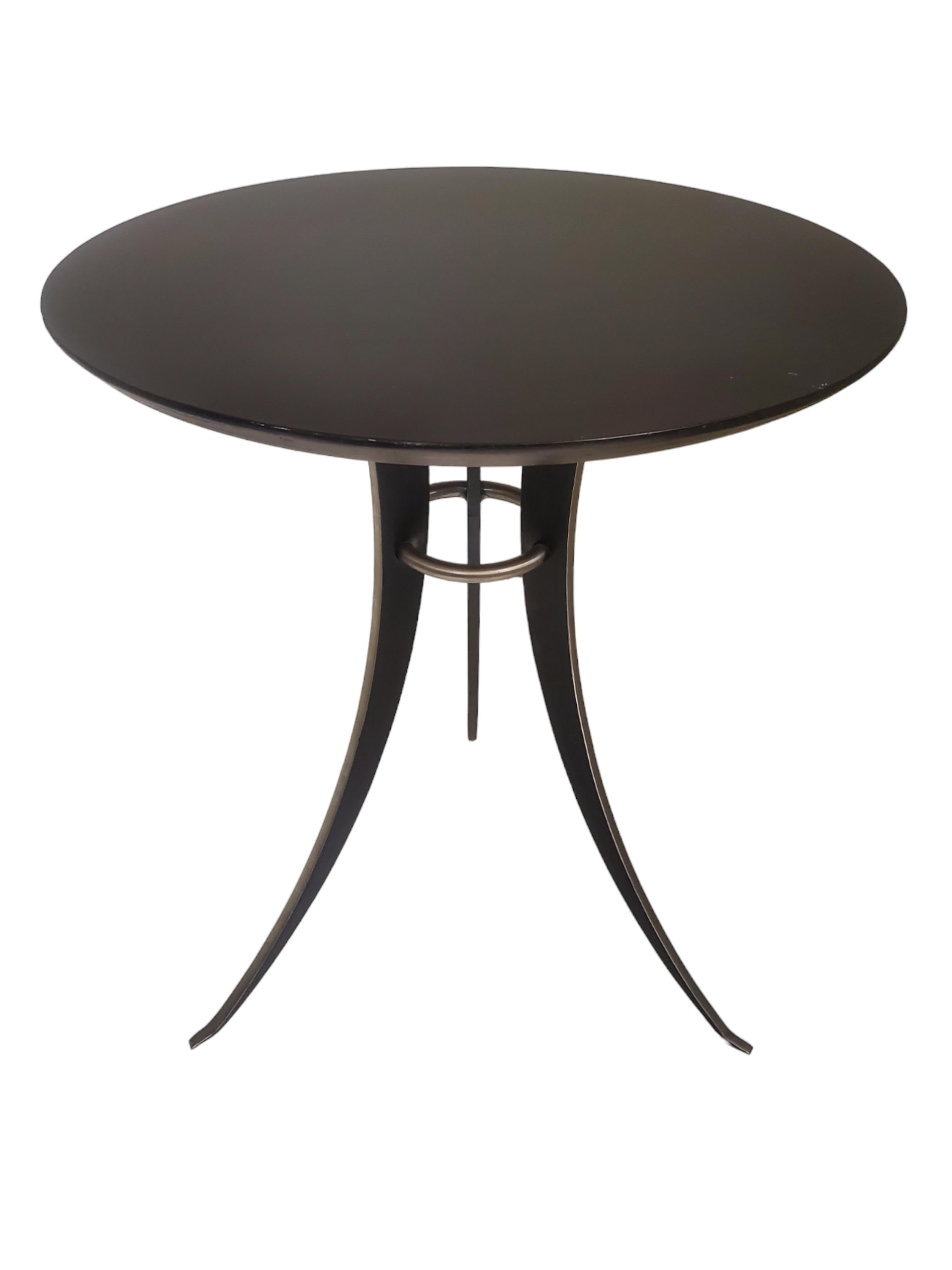 Minimalistischer runder Tisch aus Stahl und ebonisiertem Holz mit zweibeinigem, geschwungenem Sockel  im Zustand „Gut“ im Angebot in New York City, NY