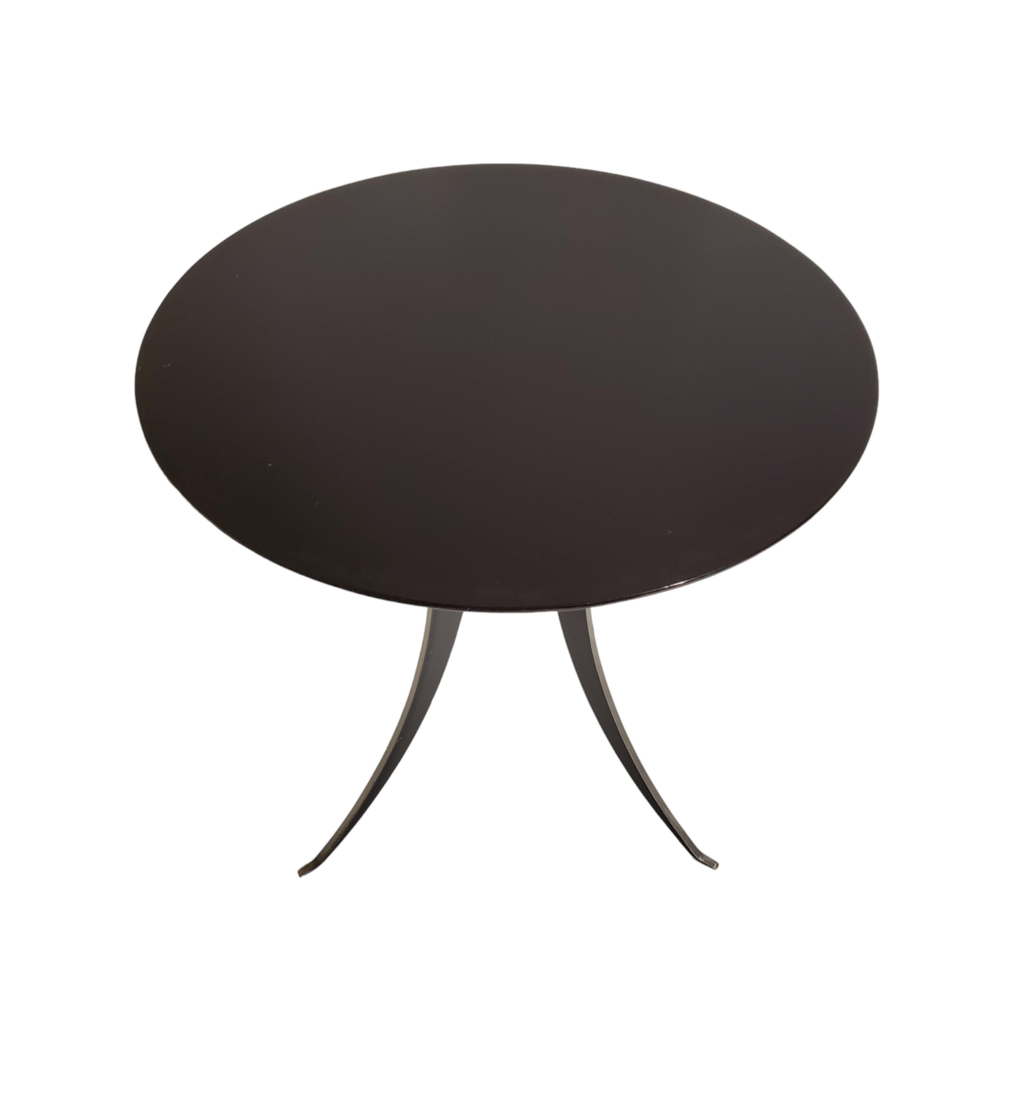 Minimalistischer runder Tisch aus Stahl und ebonisiertem Holz mit zweibeinigem, geschwungenem Sockel  (20. Jahrhundert) im Angebot