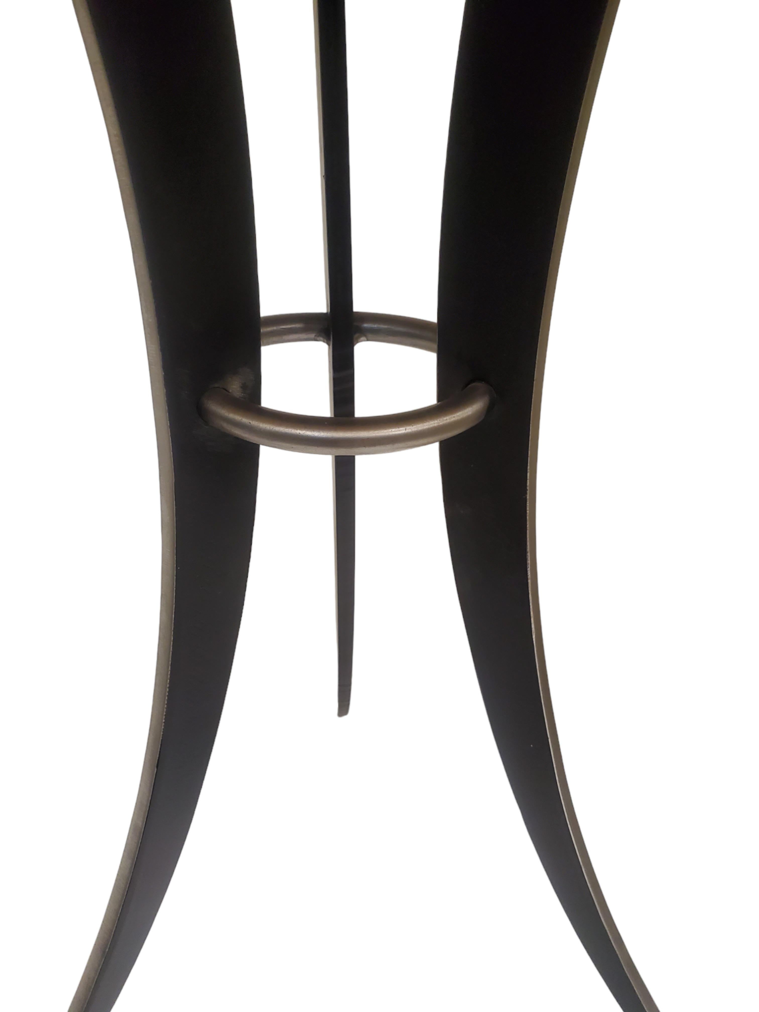 Minimalistischer runder Tisch aus Stahl und ebonisiertem Holz mit zweibeinigem, geschwungenem Sockel  im Angebot 4