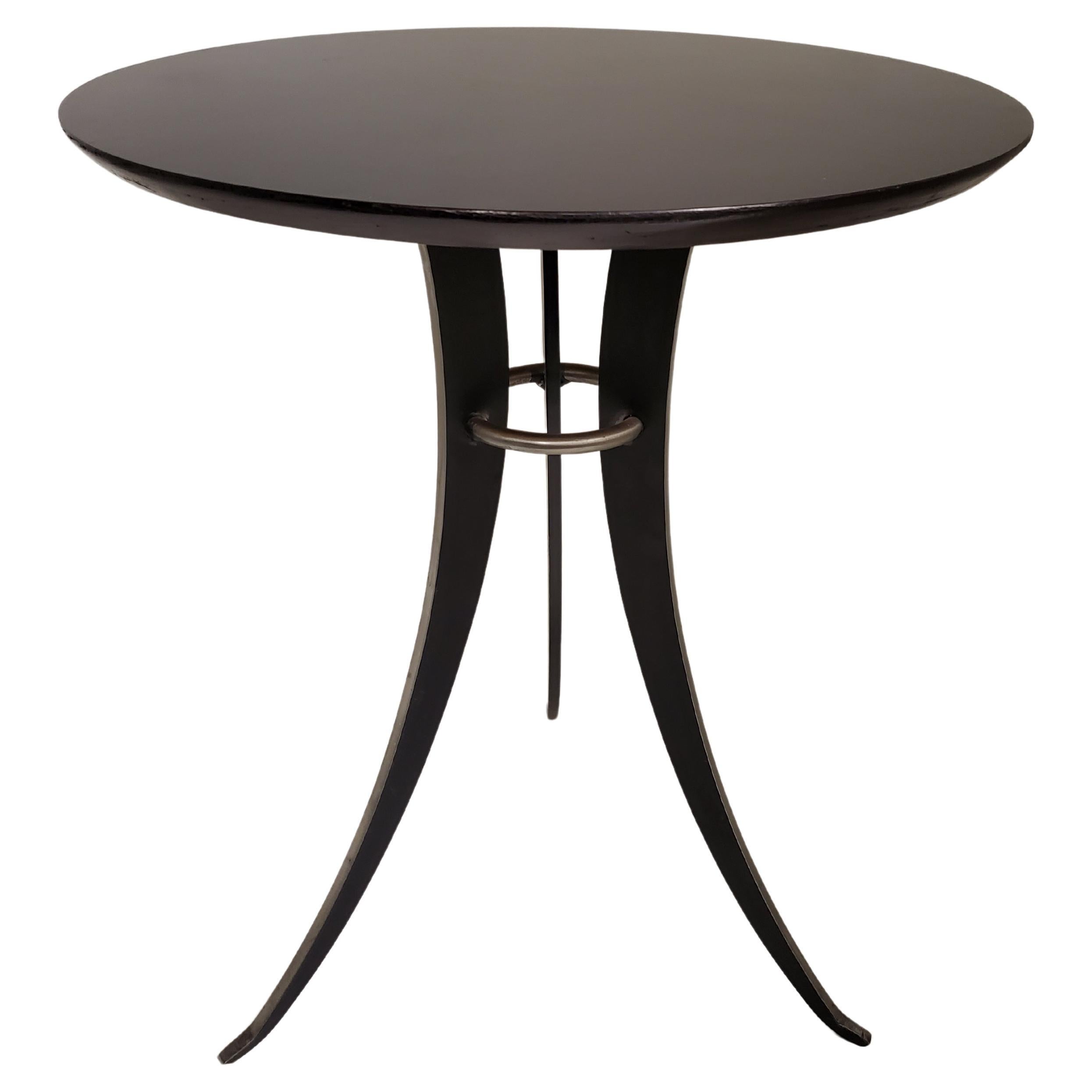 Minimalistischer runder Tisch aus Stahl und ebonisiertem Holz mit zweibeinigem, geschwungenem Sockel  im Angebot