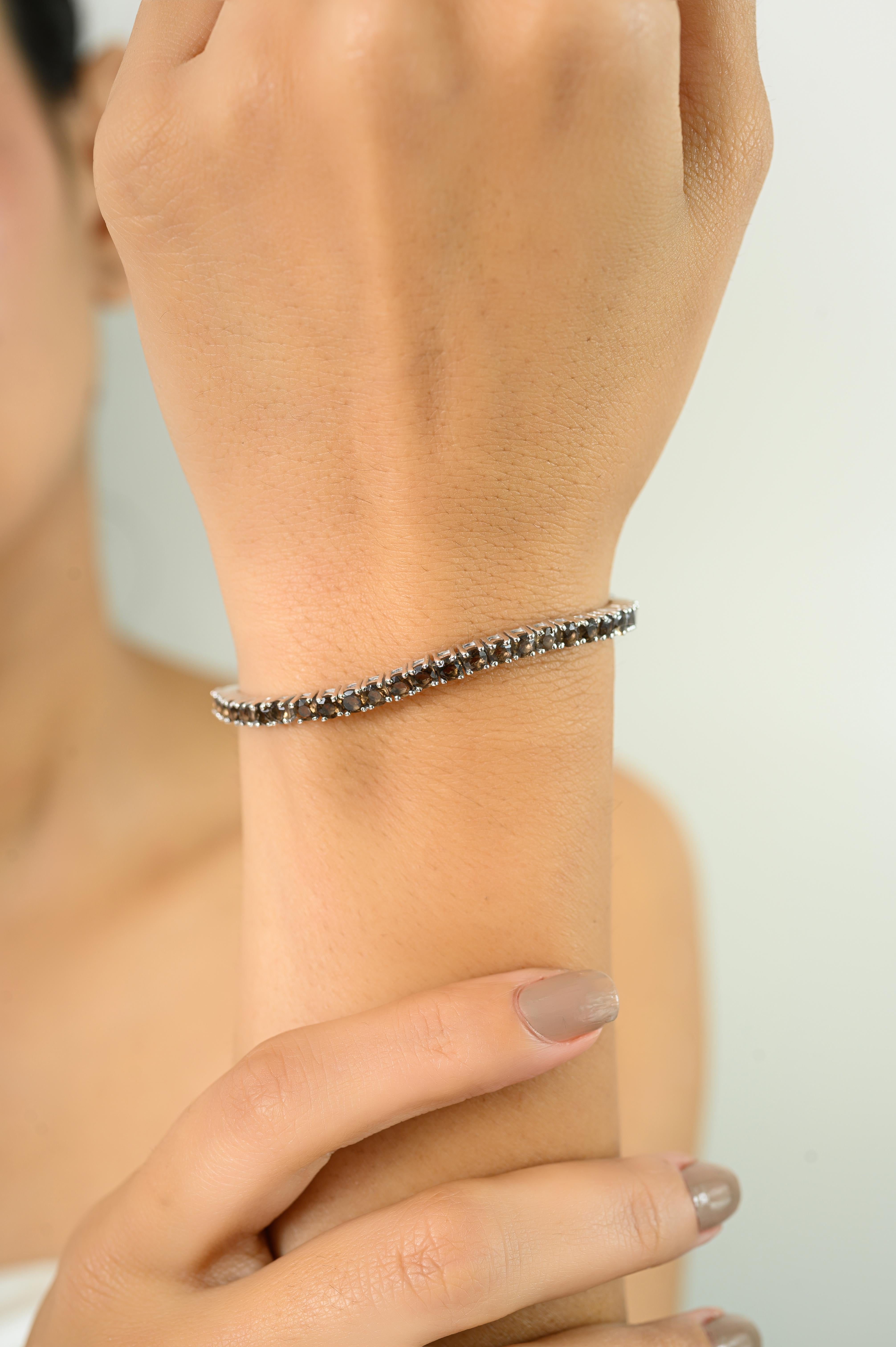 Bracciale tennis minimalista in argento sterling con topazio marrone fumé rotondo per lei Argento sterling 925 e incastonatura con una linea continua di ricche gemme di topazio fumé sfaccettate. Questo braccialetto stile tennis sfoggia calde