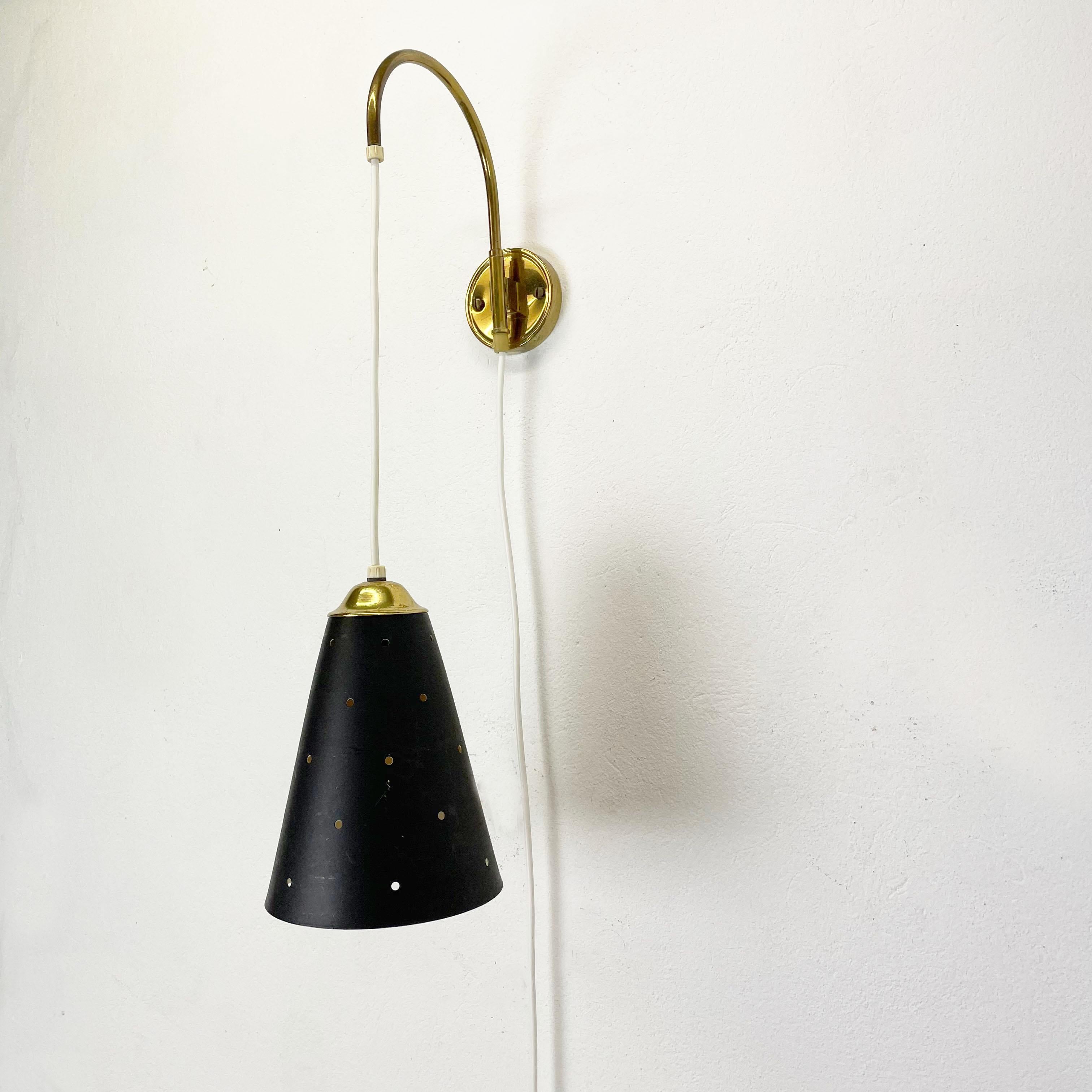Mid-Century Modern Minimalist Stilnovo Style Adjustable Brass Wall Hanging Light, Italy 1960s For Sale
