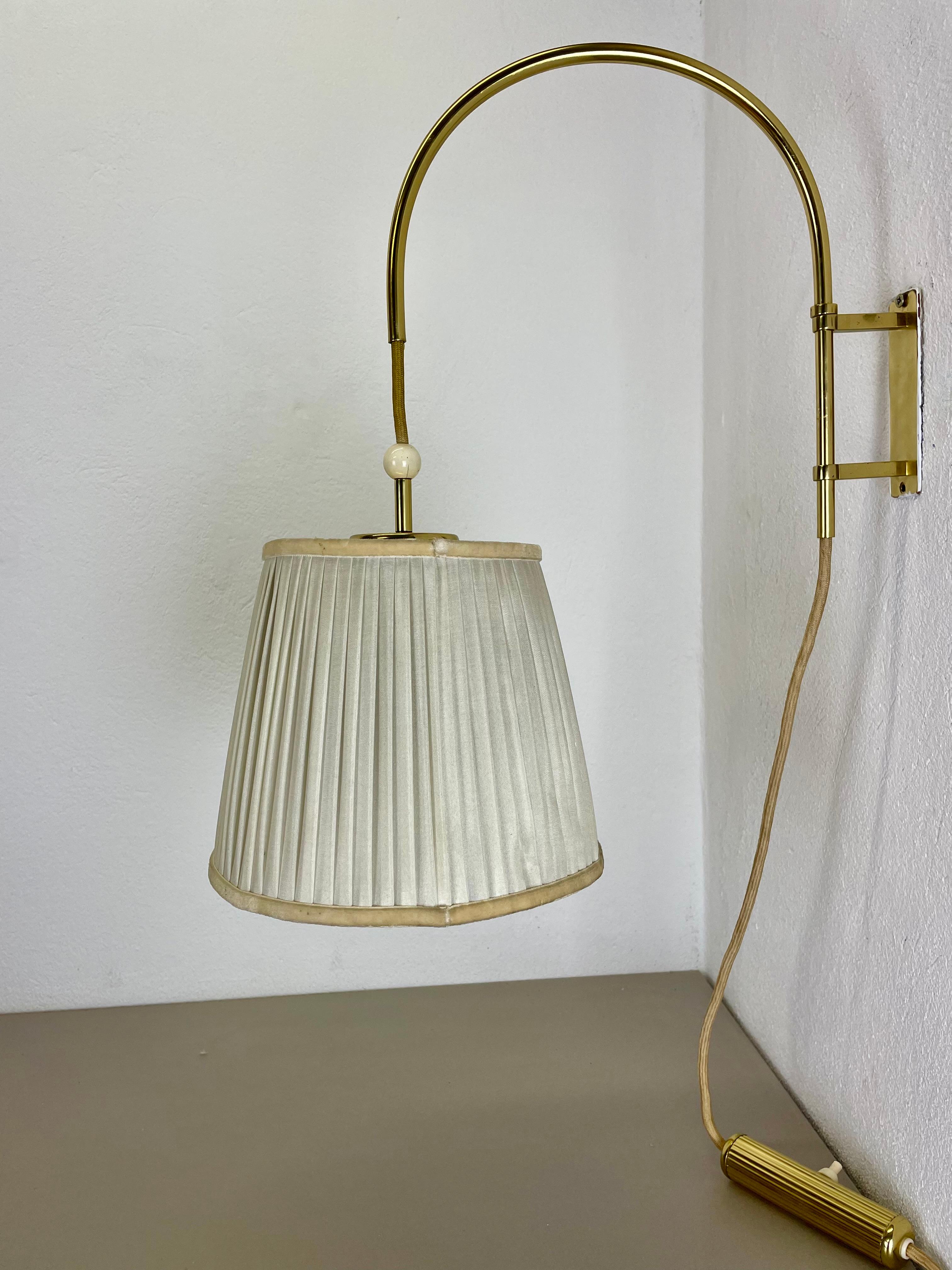 Mid-Century Modern Minimalist Stilnovo Style Adjustable Counter Weight Brass Wall Light Italy 1960s For Sale