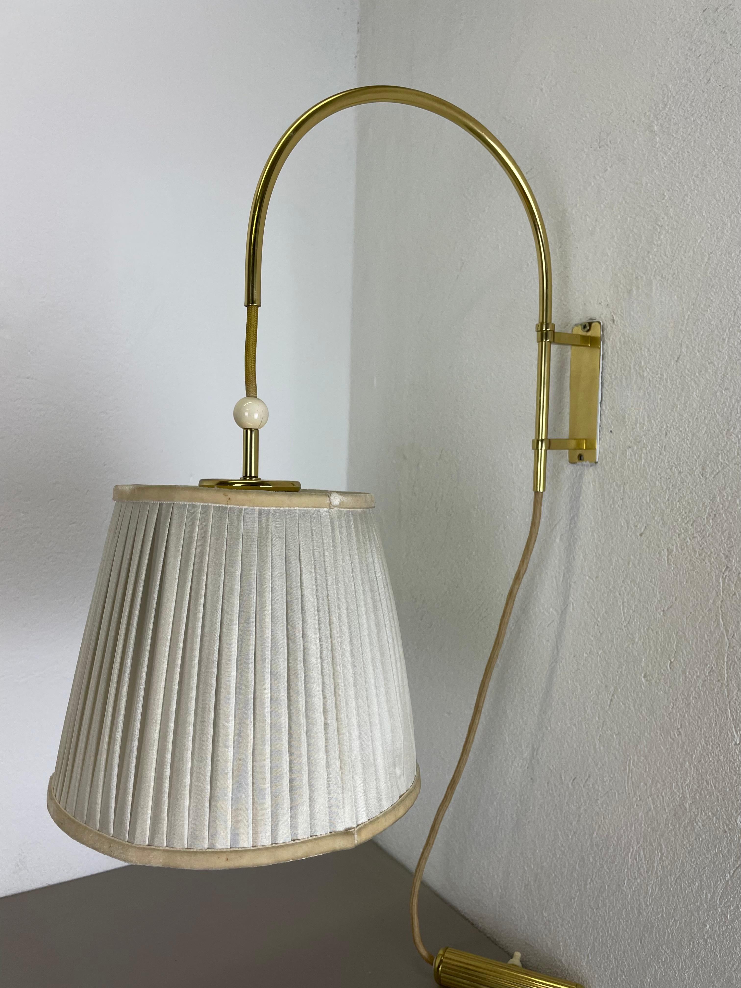 Italian Minimalist Stilnovo Style Adjustable Counter Weight Brass Wall Light Italy 1960s For Sale