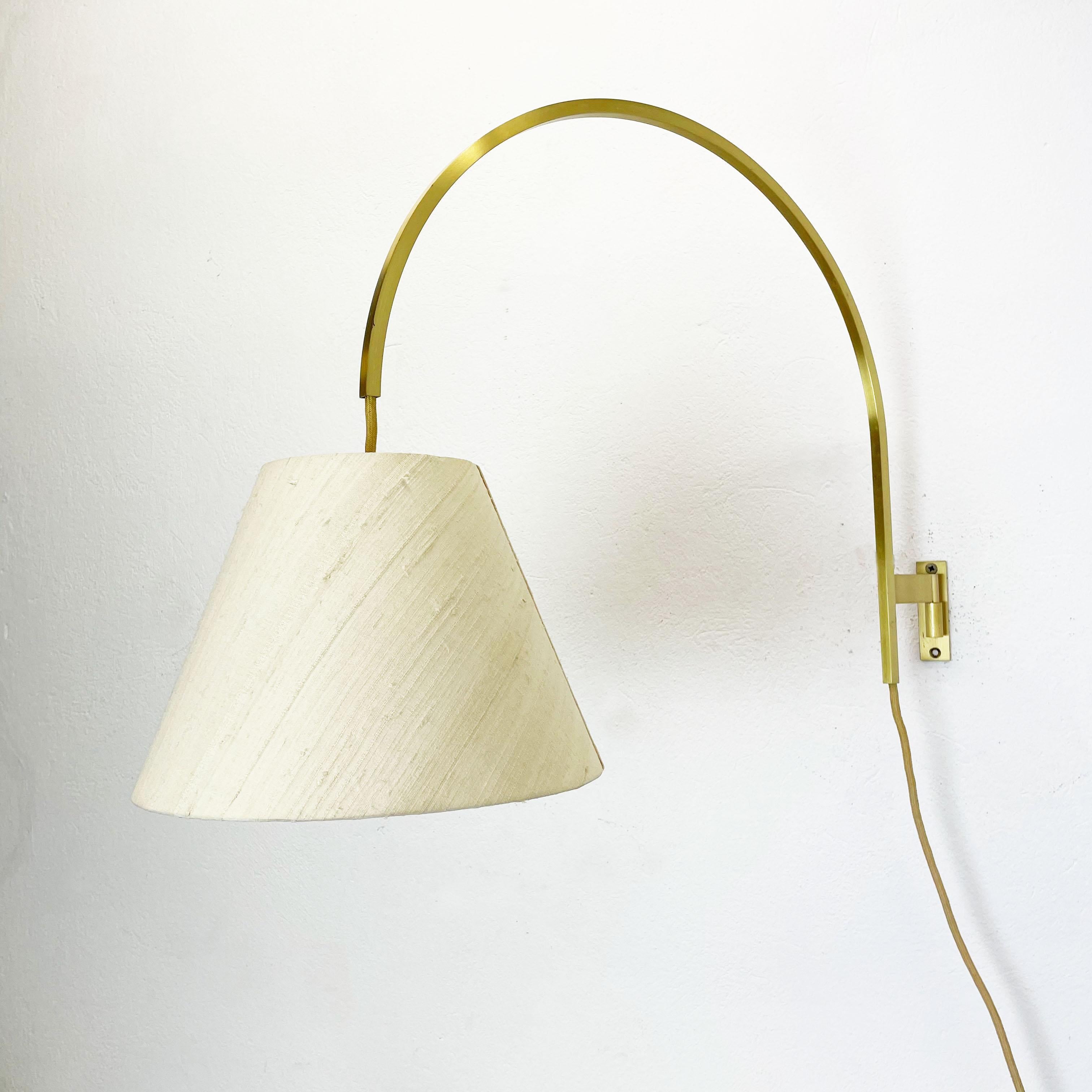 Minimalist Stilnovo Style Adjustable Counter Weight Brass Wall Light Italy 1960s In Good Condition In Kirchlengern, DE