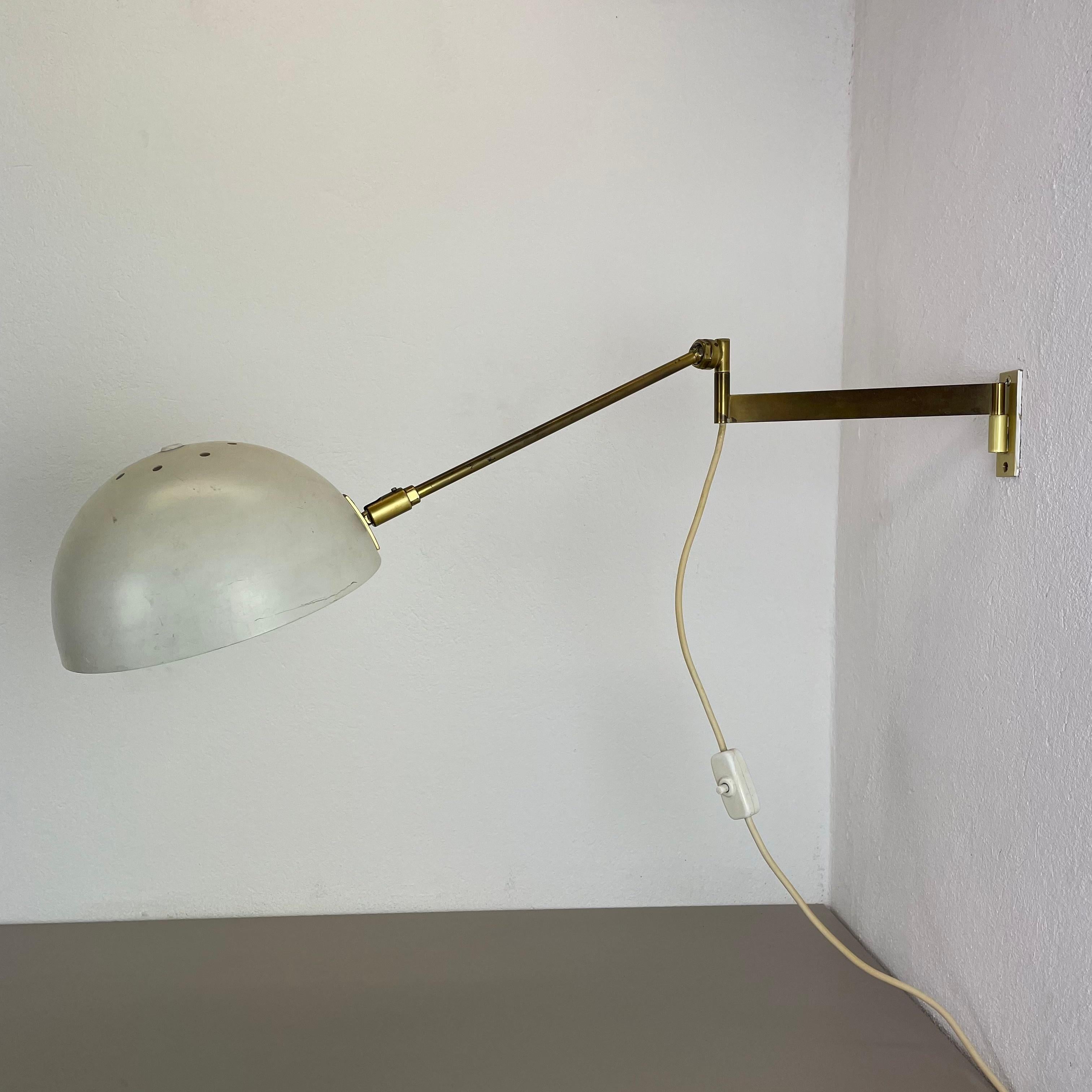 Minimalist Stilnovo Style Adjustable Swing Arm Brass Wall Light, Italy, 1960s In Good Condition For Sale In Kirchlengern, DE