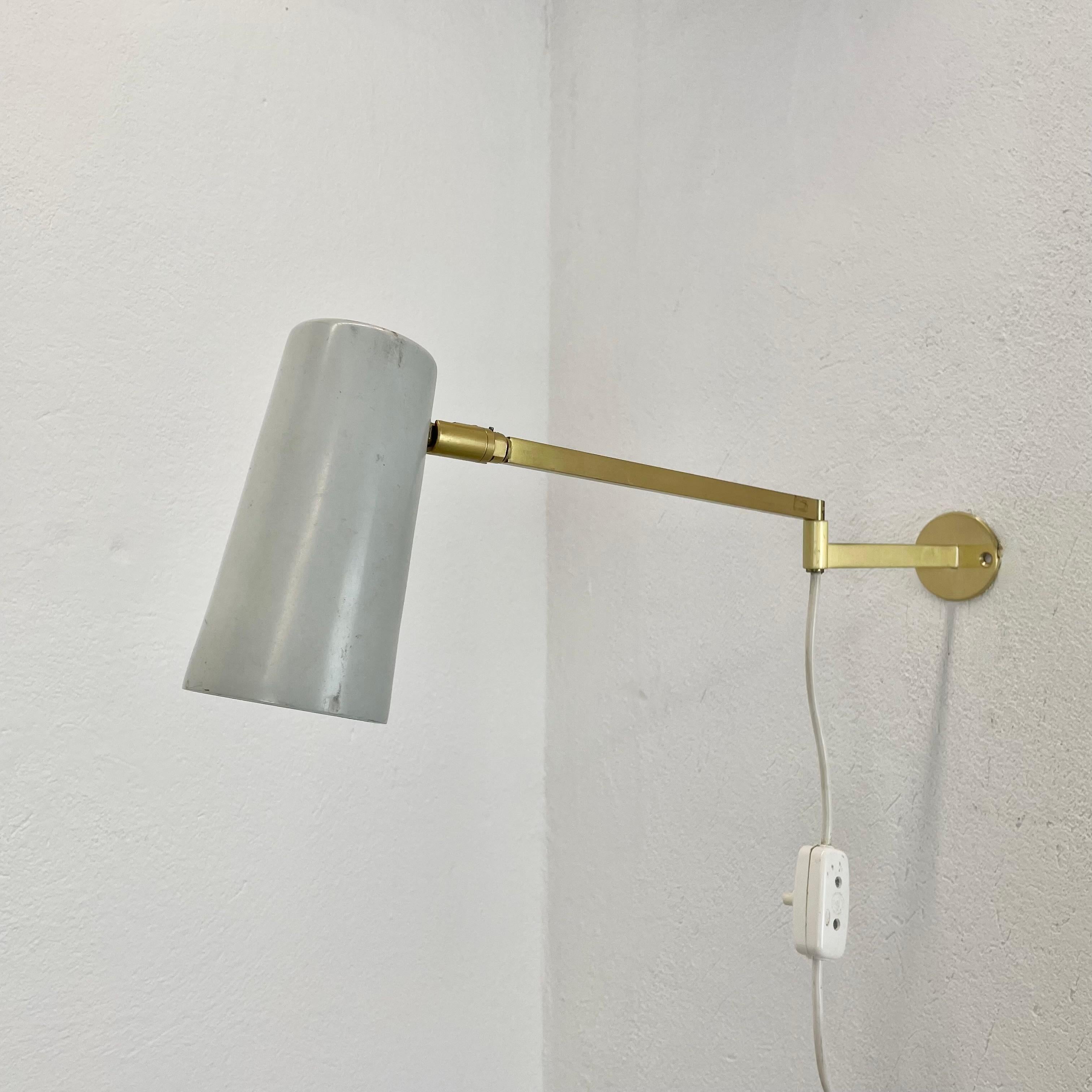 Mid-Century Modern Minimalist Stilnovo Style Adjustable Swing Arm Brass Wall Light Italy 1970s For Sale