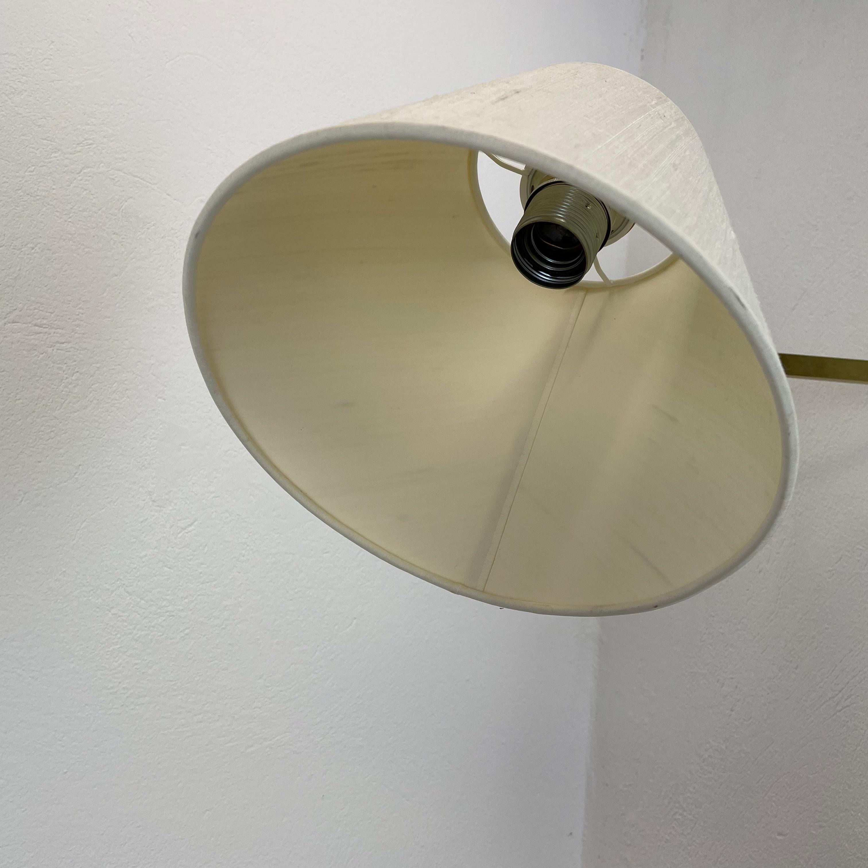 Minimalist Stilnovo Style Adjustable Swing Arm Brass Wall Light Italy 1970s In Good Condition For Sale In Kirchlengern, DE