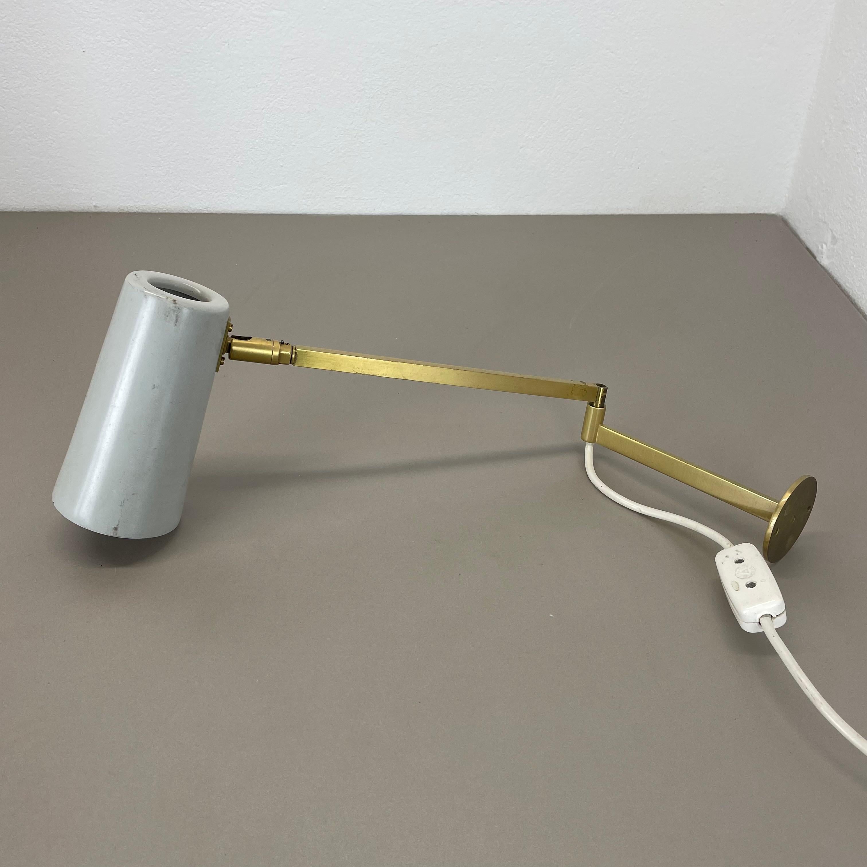 Minimalist Stilnovo Style Adjustable Swing Arm Brass Wall Light Italy 1970s In Good Condition For Sale In Kirchlengern, DE