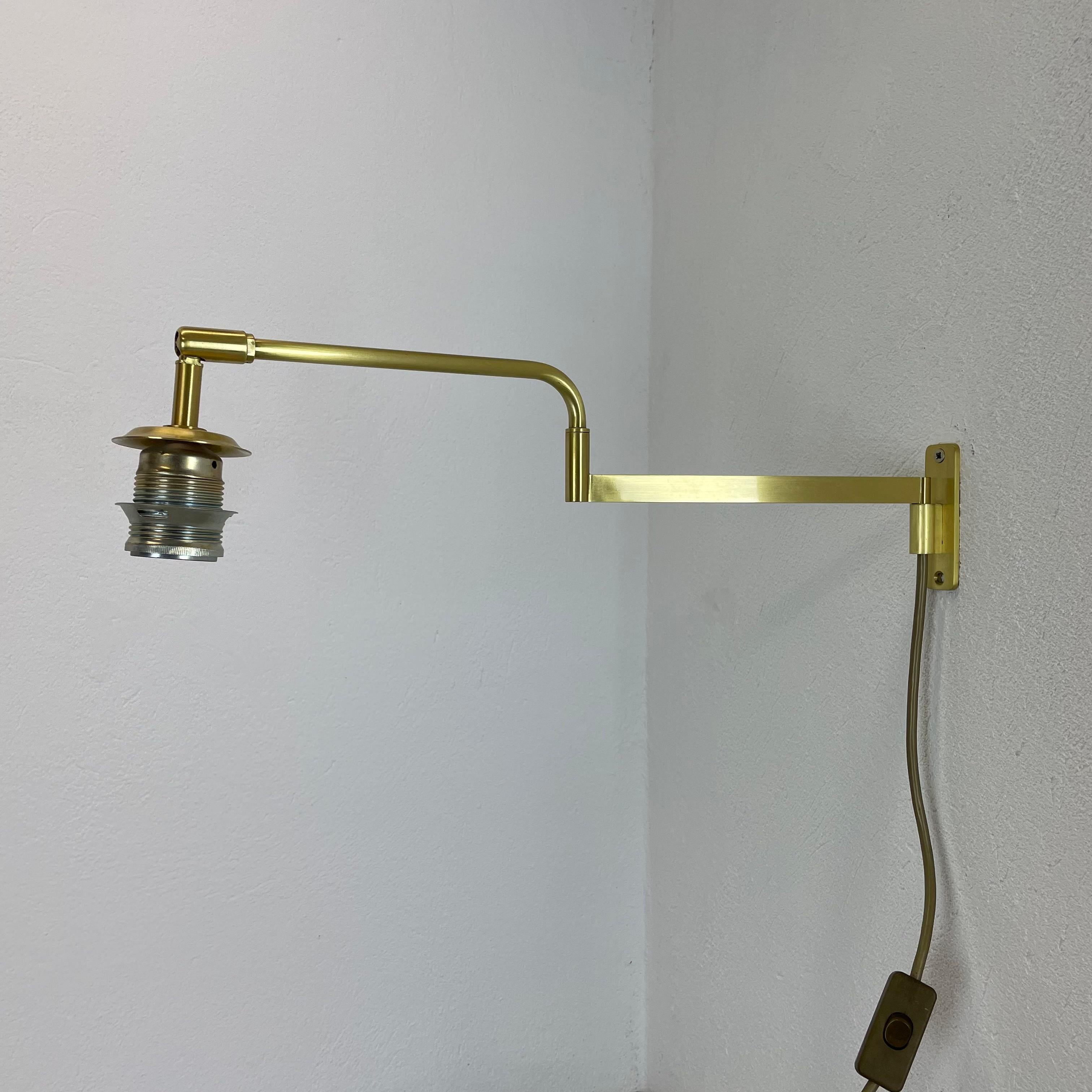 Metal Minimalist Stilnovo Style Adjustable Swing Arm Brass Wall Light Italy 1970s For Sale