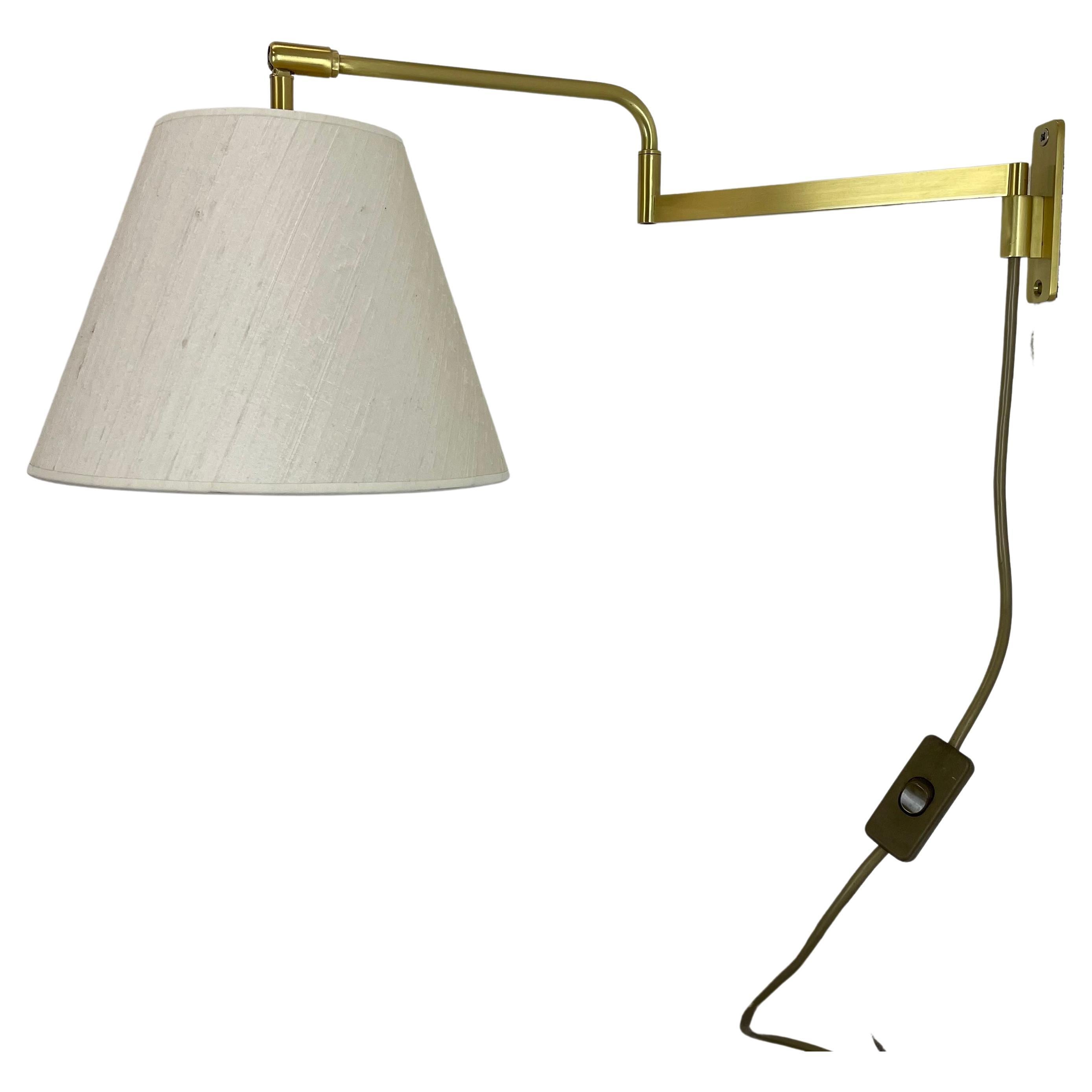 Aplique de pared minimalista de latón con brazo oscilante regulable estilo Stilnovo Italia años 1970