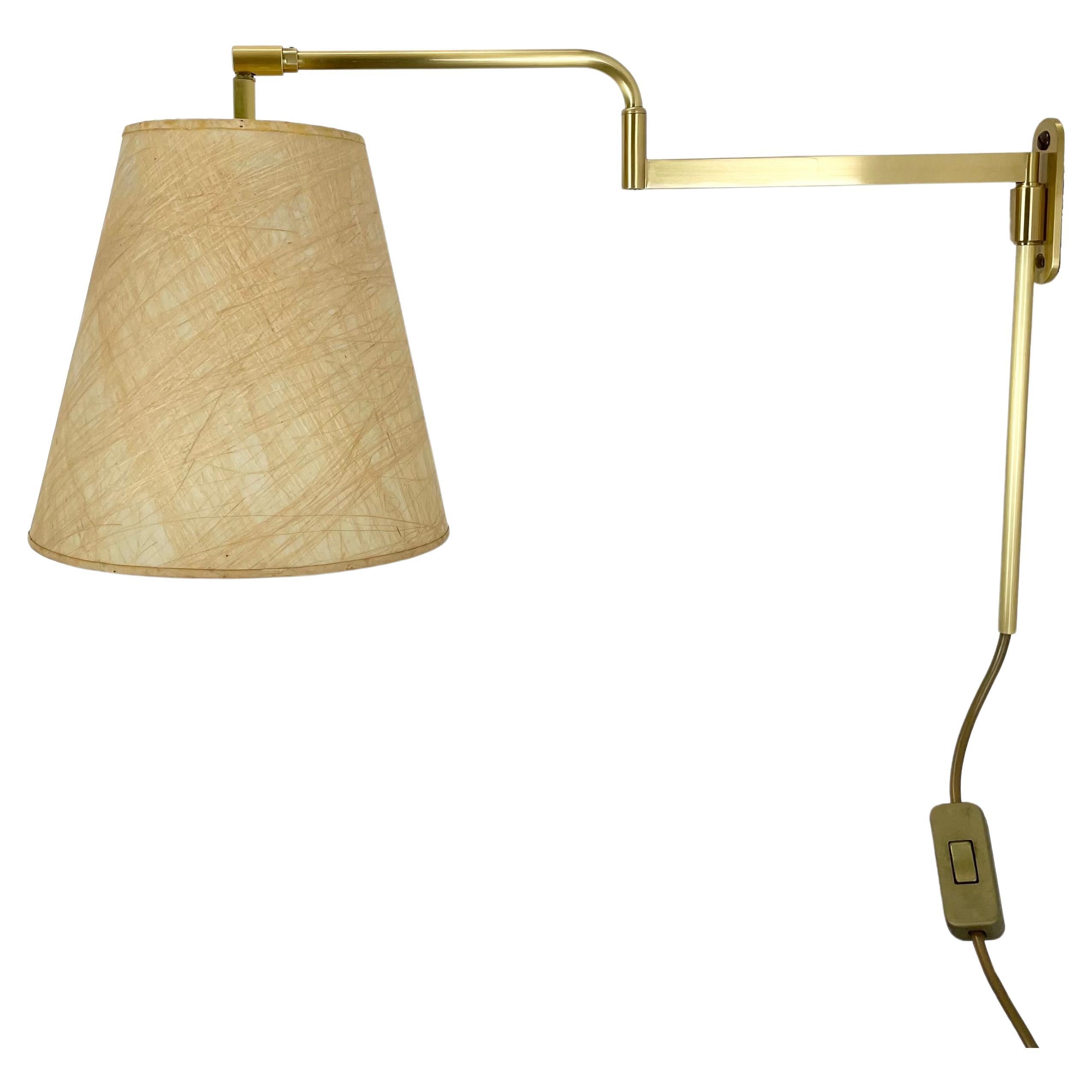 Aplique de pared minimalista de latón con brazo oscilante regulable estilo Stilnovo Italia años 1970