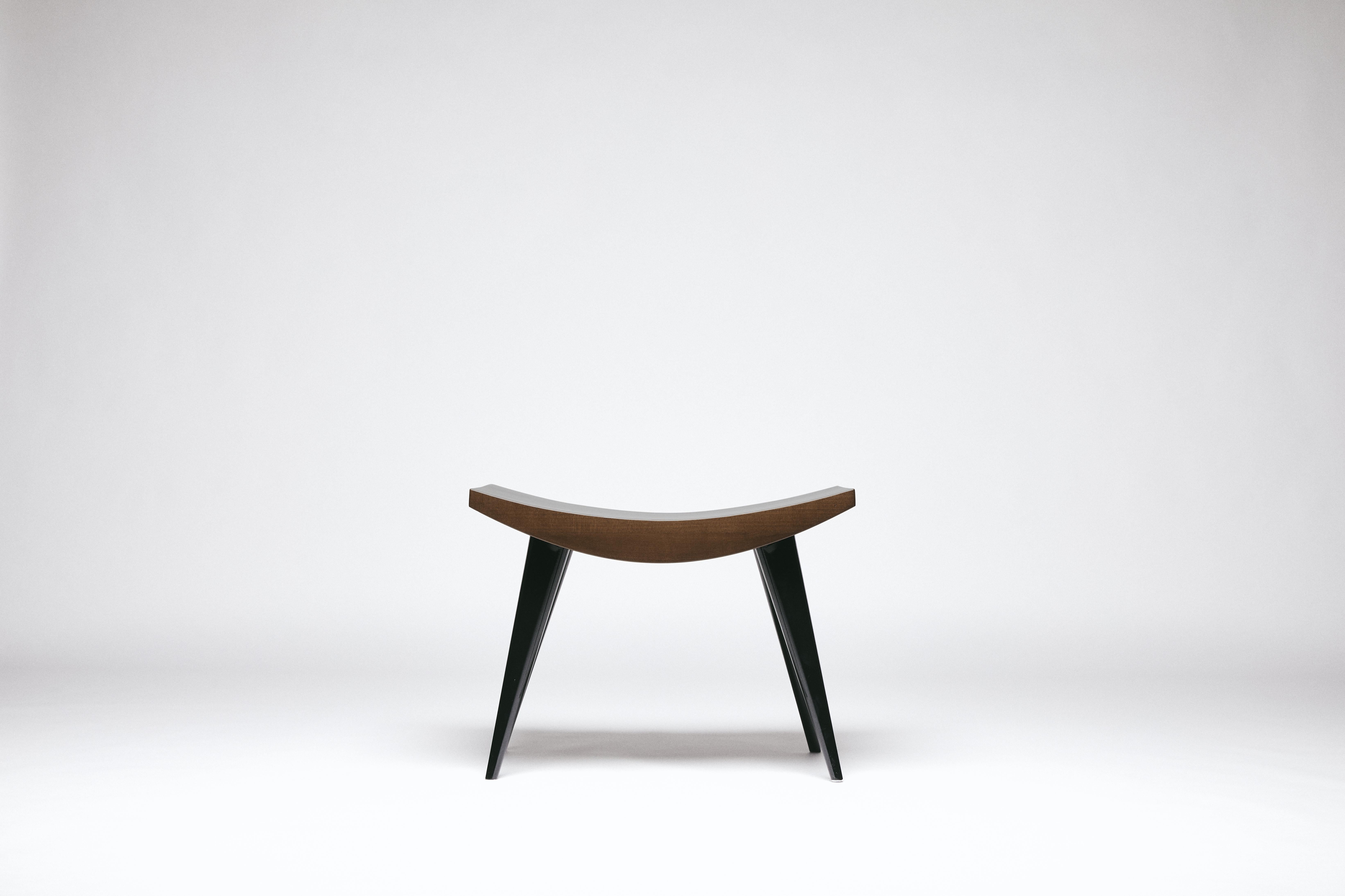 Minimalistischer Hocker, JAH by Reda Amalou Design, 2019, Nussbaum und schwarzer Stahl, 60cm (Vietnamesisch) im Angebot